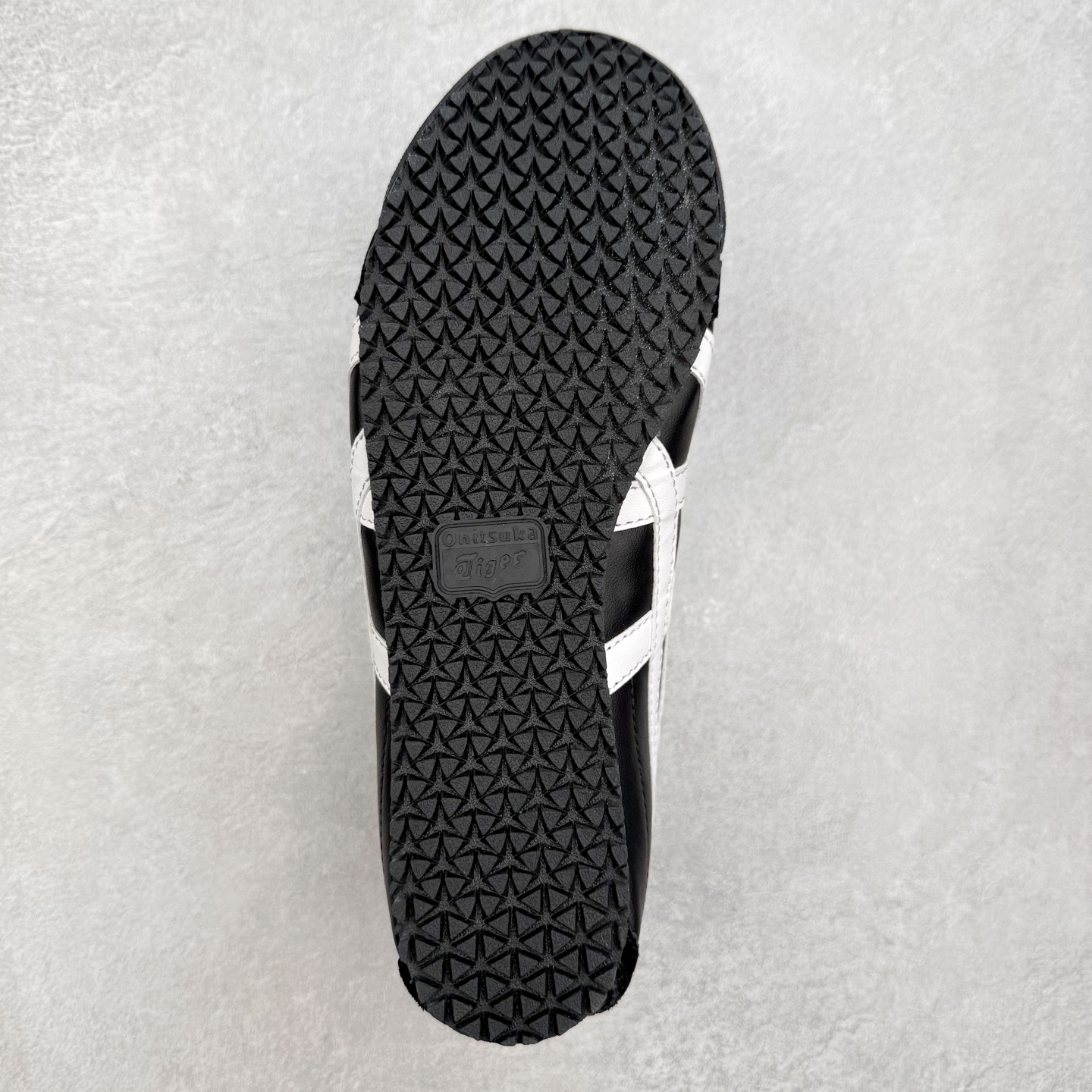 图片[9]-＃纯原福利 Asics Onitsuka Tiger MEXICO 66 亚瑟士鬼冢虎复古经典板鞋 市场最强版本 原厂牛津布加持 海外订单工厂出品 超成熟稳定的做工品控 原装全套纸板楦头开发 原汁原味 完美呈现版型 私模正确鞋底咬花纹路 一比一鞋头弧度高度鞋身弧度 绝不口嗨 细节品控鞋型随意秒杀市面 原档咬花纹路私模大底 一个单元有六个三角形 总体形拼接呈现花瓣状 官方四联吊牌 原装Ortholite轻量化鞋垫 原盒原配 质保卡 说明书 钢印防尘纸 纸板中底带钢印 乳胶组合鞋垫 支持全方位的对比专柜 产品从款式颜色造型上体现出追求舒适和细节的完美 鞋类更是推崇手工制作的严谨与完美 融舒适性与可穿性的设计风格 注重细节的完美和别致魅力 既保持稳重 又不失轻松的时尚感 尺码：36 37 37.5 38 39 39.5 40 40.5 41.5 42 42.5 43.5 44 45-选品中心