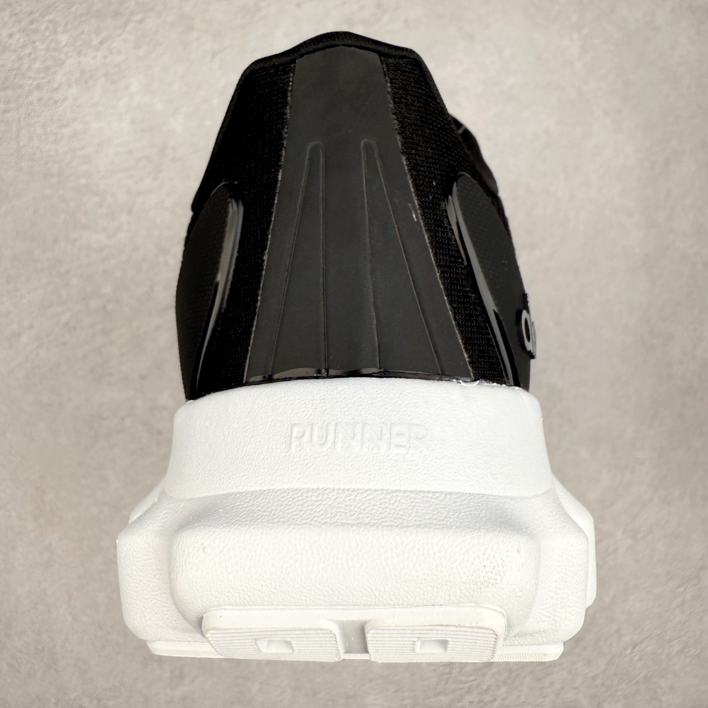 图片[8]-Alo yoga Alo Runner 舒适百搭防滑耐磨低帮跑步鞋 Alo Yoga于2007年创立于洛杉矶，意在传播有意识的运动，同时激发人们的健康意识与创造力。品牌的核心理念在于制作能够带来完美体验的瑜伽服饰与功能性单品，让有意识的运动触入并改变生活。Alo Yoga将其设计延伸到日常服饰概念，坚持不懈地捕捉当代时尚潮流，将品牌的运动美学理念、精致前卫的设计与舒适功能面料完美结合。与此同时，Alo Yoga的设计受到了时尚界人士与名人们的追捧，Talor Swift、Kendall Jenner等街拍照片中都曾出现品牌不同单品的身影。尺码：36 36.5 37.5 38 38.5 39 40 40.5 41 42 42.5 43 44 44.5 45-选品中心