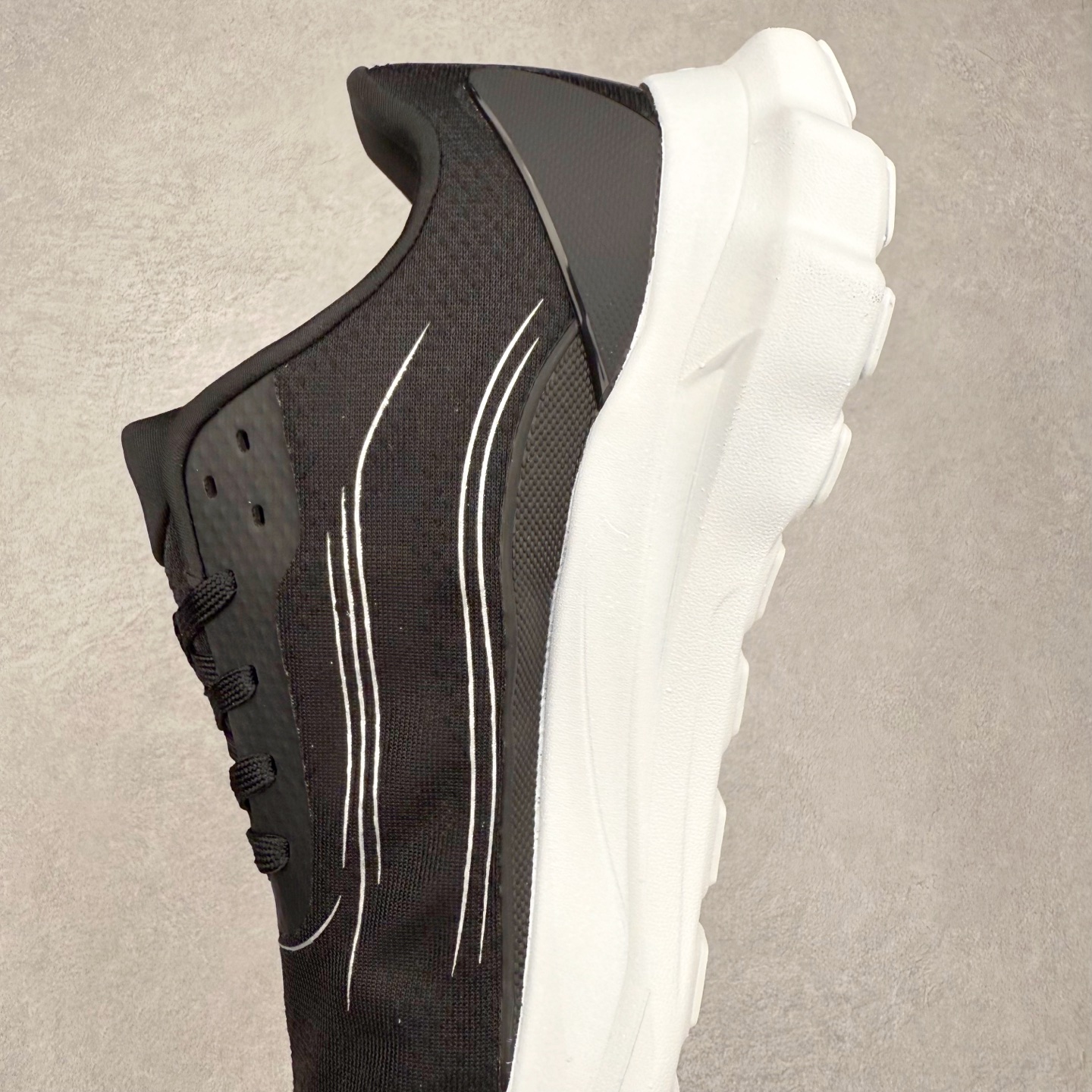 图片[7]-Alo yoga Alo Runner 舒适百搭防滑耐磨低帮跑步鞋 Alo Yoga于2007年创立于洛杉矶，意在传播有意识的运动，同时激发人们的健康意识与创造力。品牌的核心理念在于制作能够带来完美体验的瑜伽服饰与功能性单品，让有意识的运动触入并改变生活。Alo Yoga将其设计延伸到日常服饰概念，坚持不懈地捕捉当代时尚潮流，将品牌的运动美学理念、精致前卫的设计与舒适功能面料完美结合。与此同时，Alo Yoga的设计受到了时尚界人士与名人们的追捧，Talor Swift、Kendall Jenner等街拍照片中都曾出现品牌不同单品的身影。尺码：36 36.5 37.5 38 38.5 39 40 40.5 41 42 42.5 43 44 44.5 45-选品中心