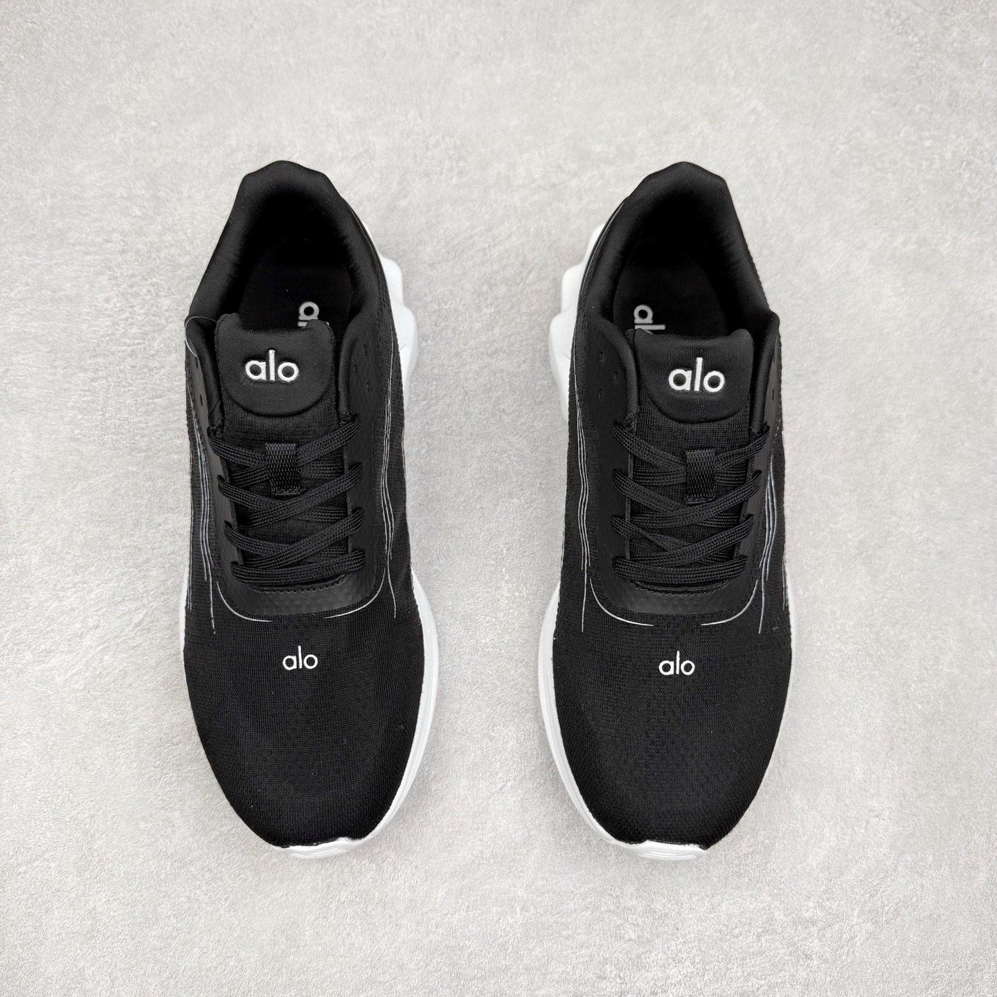 图片[2]-Alo yoga Alo Runner 舒适百搭防滑耐磨低帮跑步鞋 Alo Yoga于2007年创立于洛杉矶，意在传播有意识的运动，同时激发人们的健康意识与创造力。品牌的核心理念在于制作能够带来完美体验的瑜伽服饰与功能性单品，让有意识的运动触入并改变生活。Alo Yoga将其设计延伸到日常服饰概念，坚持不懈地捕捉当代时尚潮流，将品牌的运动美学理念、精致前卫的设计与舒适功能面料完美结合。与此同时，Alo Yoga的设计受到了时尚界人士与名人们的追捧，Talor Swift、Kendall Jenner等街拍照片中都曾出现品牌不同单品的身影。尺码：36 36.5 37.5 38 38.5 39 40 40.5 41 42 42.5 43 44 44.5 45-选品中心