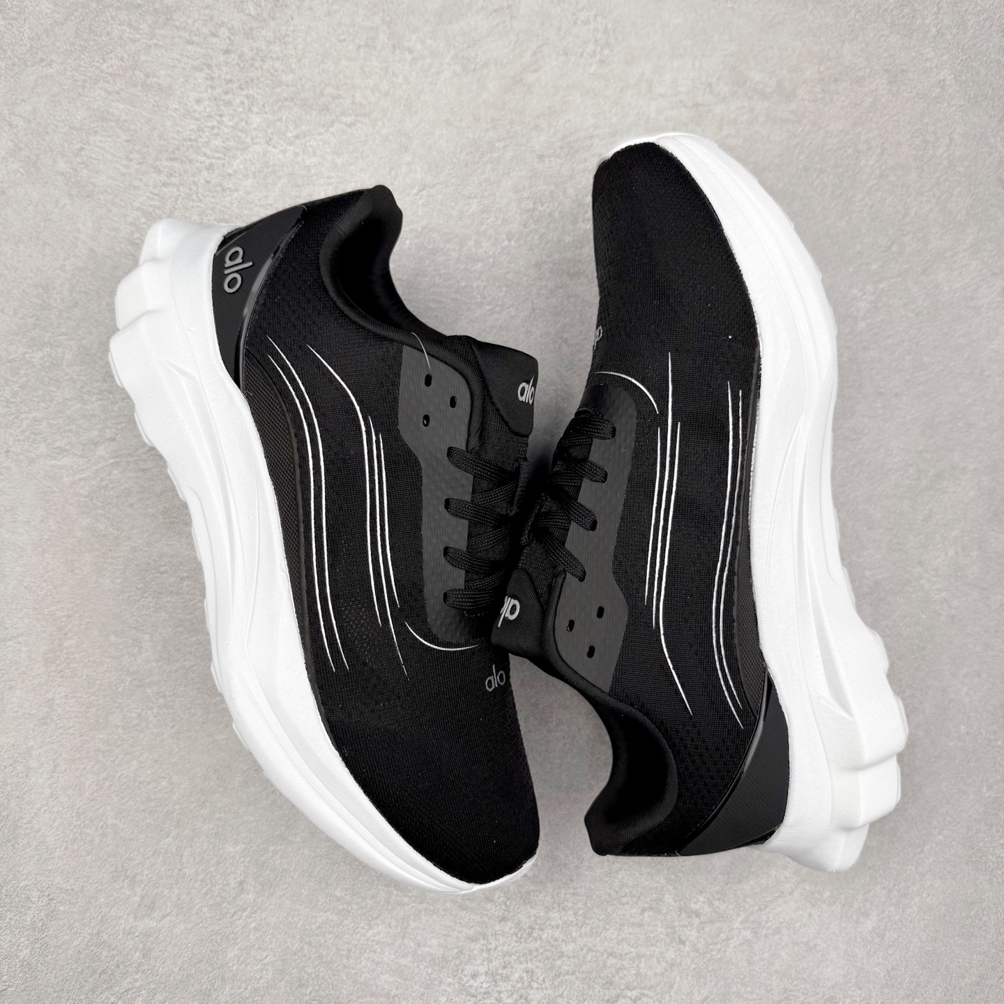 图片[3]-Alo yoga Alo Runner 舒适百搭防滑耐磨低帮跑步鞋 Alo Yoga于2007年创立于洛杉矶，意在传播有意识的运动，同时激发人们的健康意识与创造力。品牌的核心理念在于制作能够带来完美体验的瑜伽服饰与功能性单品，让有意识的运动触入并改变生活。Alo Yoga将其设计延伸到日常服饰概念，坚持不懈地捕捉当代时尚潮流，将品牌的运动美学理念、精致前卫的设计与舒适功能面料完美结合。与此同时，Alo Yoga的设计受到了时尚界人士与名人们的追捧，Talor Swift、Kendall Jenner等街拍照片中都曾出现品牌不同单品的身影。尺码：36 36.5 37.5 38 38.5 39 40 40.5 41 42 42.5 43 44 44.5 45-选品中心
