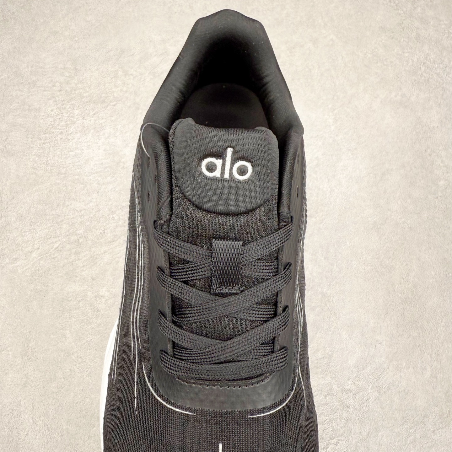 图片[5]-Alo yoga Alo Runner 舒适百搭防滑耐磨低帮跑步鞋 Alo Yoga于2007年创立于洛杉矶，意在传播有意识的运动，同时激发人们的健康意识与创造力。品牌的核心理念在于制作能够带来完美体验的瑜伽服饰与功能性单品，让有意识的运动触入并改变生活。Alo Yoga将其设计延伸到日常服饰概念，坚持不懈地捕捉当代时尚潮流，将品牌的运动美学理念、精致前卫的设计与舒适功能面料完美结合。与此同时，Alo Yoga的设计受到了时尚界人士与名人们的追捧，Talor Swift、Kendall Jenner等街拍照片中都曾出现品牌不同单品的身影。尺码：36 36.5 37.5 38 38.5 39 40 40.5 41 42 42.5 43 44 44.5 45-选品中心