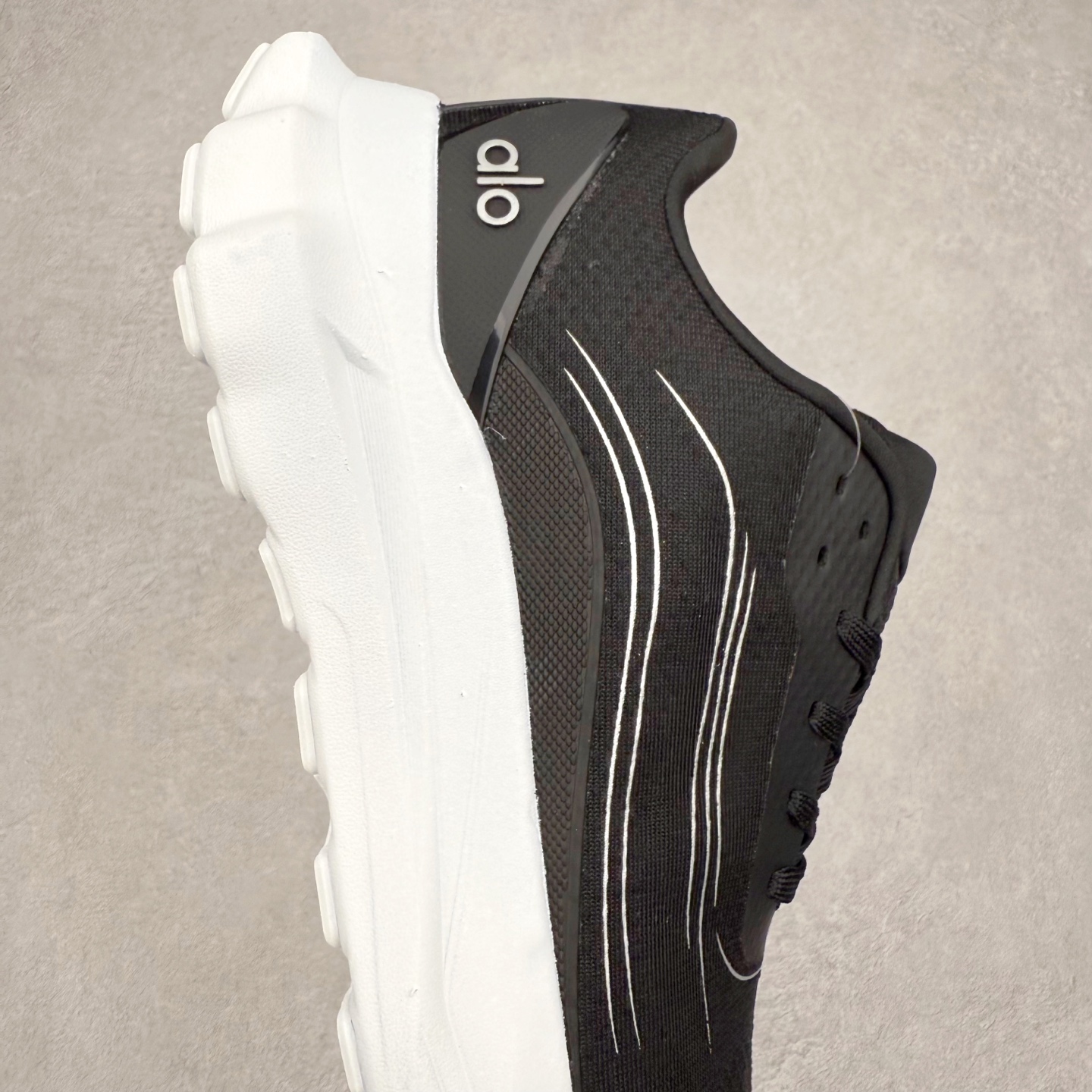 图片[6]-Alo yoga Alo Runner 舒适百搭防滑耐磨低帮跑步鞋 Alo Yoga于2007年创立于洛杉矶，意在传播有意识的运动，同时激发人们的健康意识与创造力。品牌的核心理念在于制作能够带来完美体验的瑜伽服饰与功能性单品，让有意识的运动触入并改变生活。Alo Yoga将其设计延伸到日常服饰概念，坚持不懈地捕捉当代时尚潮流，将品牌的运动美学理念、精致前卫的设计与舒适功能面料完美结合。与此同时，Alo Yoga的设计受到了时尚界人士与名人们的追捧，Talor Swift、Kendall Jenner等街拍照片中都曾出现品牌不同单品的身影。尺码：36 36.5 37.5 38 38.5 39 40 40.5 41 42 42.5 43 44 44.5 45-选品中心