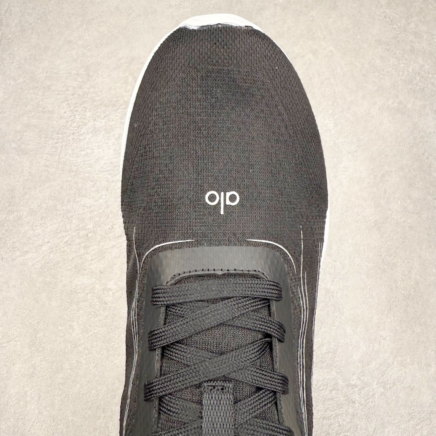 图片[4]-Alo yoga Alo Runner 舒适百搭防滑耐磨低帮跑步鞋 Alo Yoga于2007年创立于洛杉矶，意在传播有意识的运动，同时激发人们的健康意识与创造力。品牌的核心理念在于制作能够带来完美体验的瑜伽服饰与功能性单品，让有意识的运动触入并改变生活。Alo Yoga将其设计延伸到日常服饰概念，坚持不懈地捕捉当代时尚潮流，将品牌的运动美学理念、精致前卫的设计与舒适功能面料完美结合。与此同时，Alo Yoga的设计受到了时尚界人士与名人们的追捧，Talor Swift、Kendall Jenner等街拍照片中都曾出现品牌不同单品的身影。尺码：36 36.5 37.5 38 38.5 39 40 40.5 41 42 42.5 43 44 44.5 45-选品中心