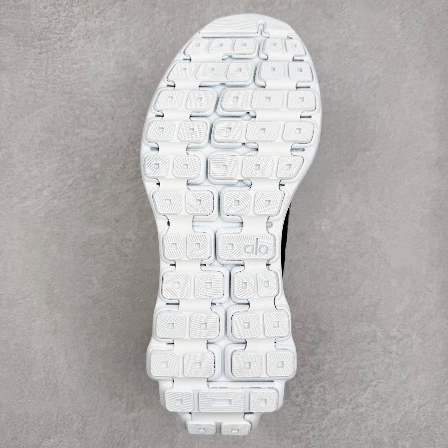 图片[9]-Alo yoga Alo Runner 舒适百搭防滑耐磨低帮跑步鞋 Alo Yoga于2007年创立于洛杉矶，意在传播有意识的运动，同时激发人们的健康意识与创造力。品牌的核心理念在于制作能够带来完美体验的瑜伽服饰与功能性单品，让有意识的运动触入并改变生活。Alo Yoga将其设计延伸到日常服饰概念，坚持不懈地捕捉当代时尚潮流，将品牌的运动美学理念、精致前卫的设计与舒适功能面料完美结合。与此同时，Alo Yoga的设计受到了时尚界人士与名人们的追捧，Talor Swift、Kendall Jenner等街拍照片中都曾出现品牌不同单品的身影。尺码：36 36.5 37.5 38 38.5 39 40 40.5 41 42 42.5 43 44 44.5 45-选品中心