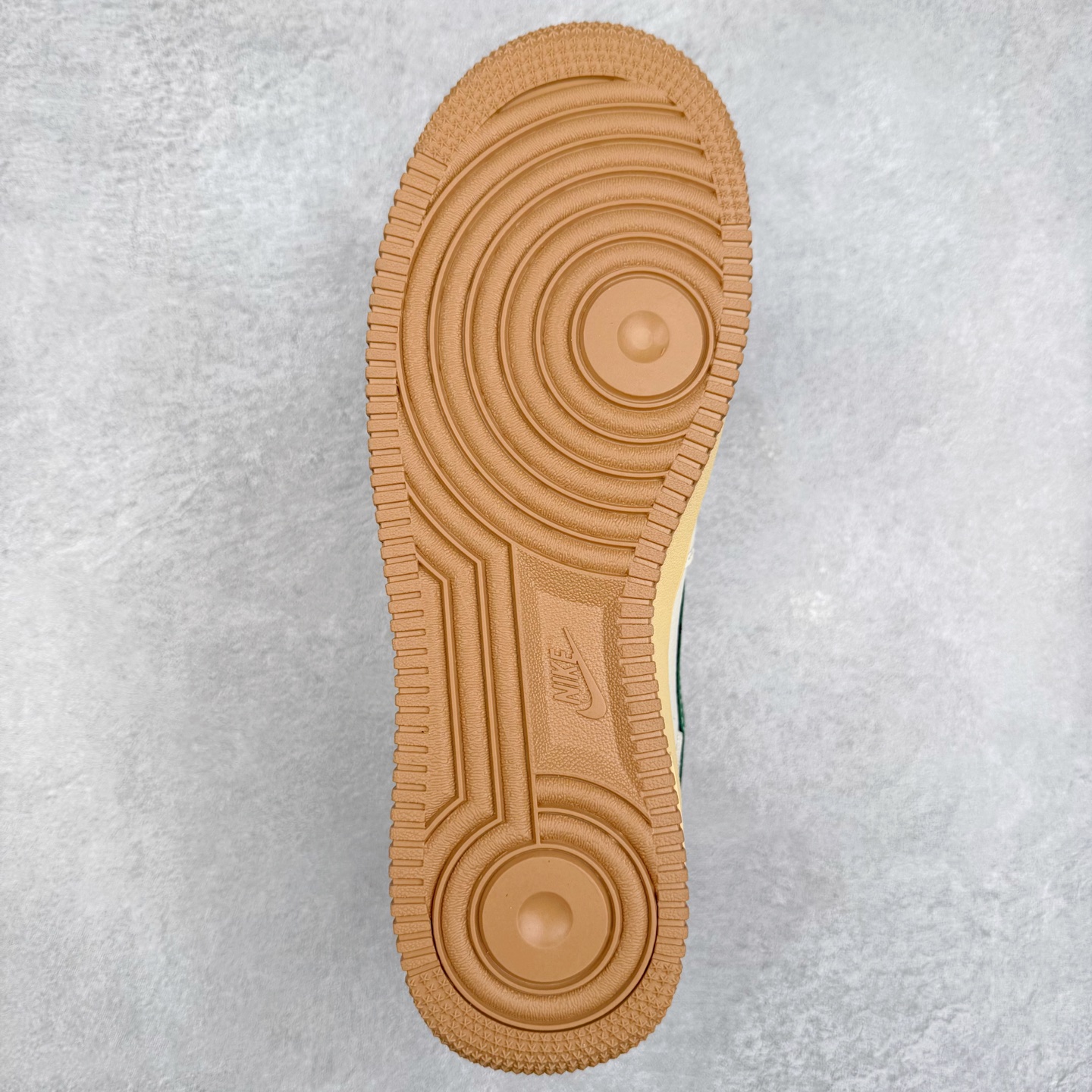 图片[9]-NK Air Force 1´07 Low 空军一号低帮百搭休闲运动板鞋 KB1688-005 柔软、弹性十足的缓震性能和出色的中底设计 横跨复古与现代的外型结合 造就出风靡全球 三十多年的Force 1 直到今天还深受青睐 实拍调校N版已经零色差零失真 百分百还原实物色彩所见即所得 不存在货不对板色差等低级问题 选购参考实物拍摄 不混卖不参货 只用心做好货严格选品 承诺混一赔十 尺码：36 36.5 37.5 38 38.5 39 40 40.5 41 42 42.5 43 44 44.5 45-选品中心