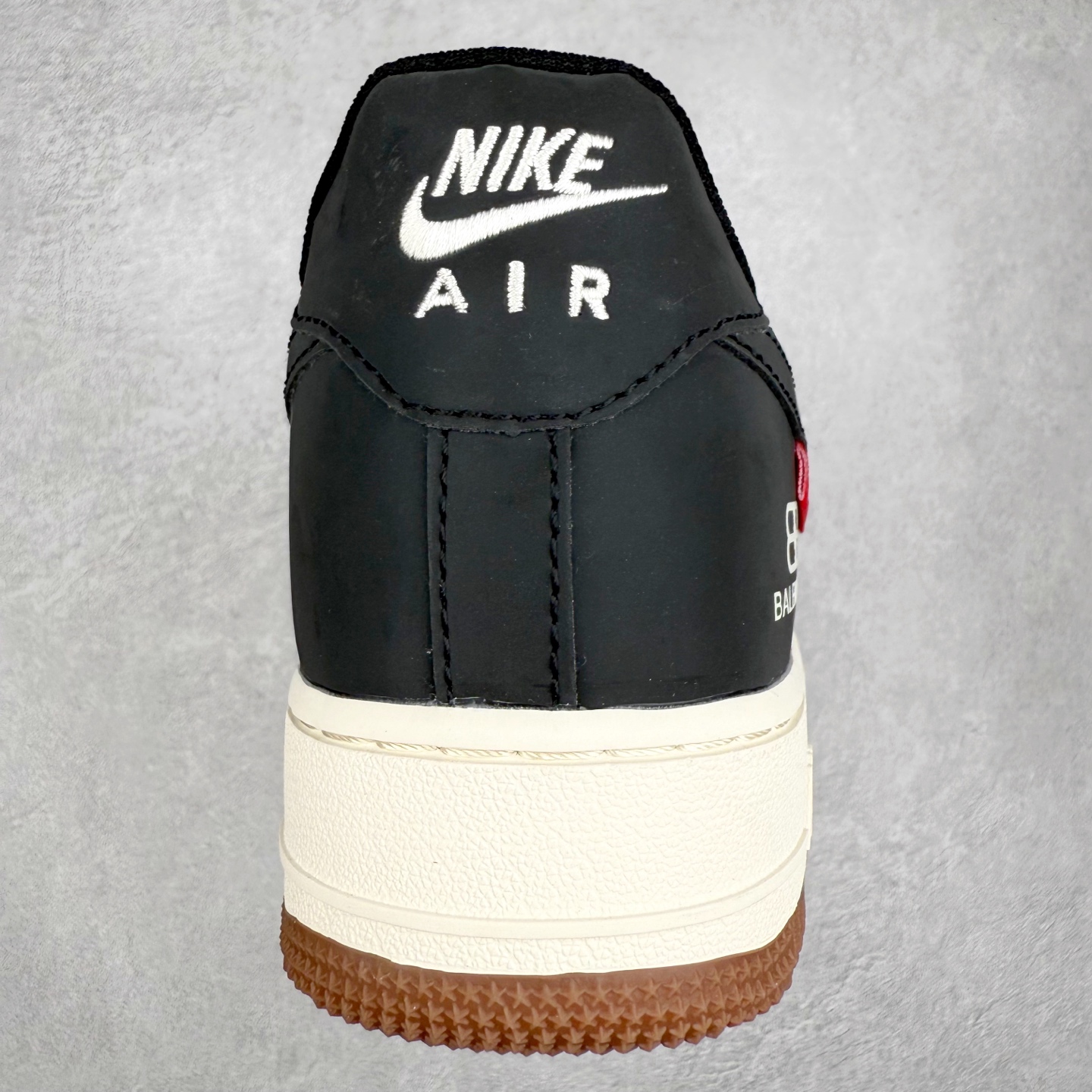 图片[8]-NK Air Force 1´07 Low 空军一号低帮百搭休闲运动板鞋 HJ3318-005 柔软、弹性十足的缓震性能和出色的中底设计 横跨复古与现代的外型结合 造就出风靡全球 三十多年的Force 1 直到今天还深受青睐 实拍调校N版已经零色差零失真 百分百还原实物色彩所见即所得 不存在货不对板色差等低级问题 选购参考实物拍摄 不混卖不参货 只用心做好货严格选品 承诺混一赔十 尺码：36 36.5 37.5 38 38.5 39 40 40.5 41 42 42.5 43 44 44.5 45-选品中心