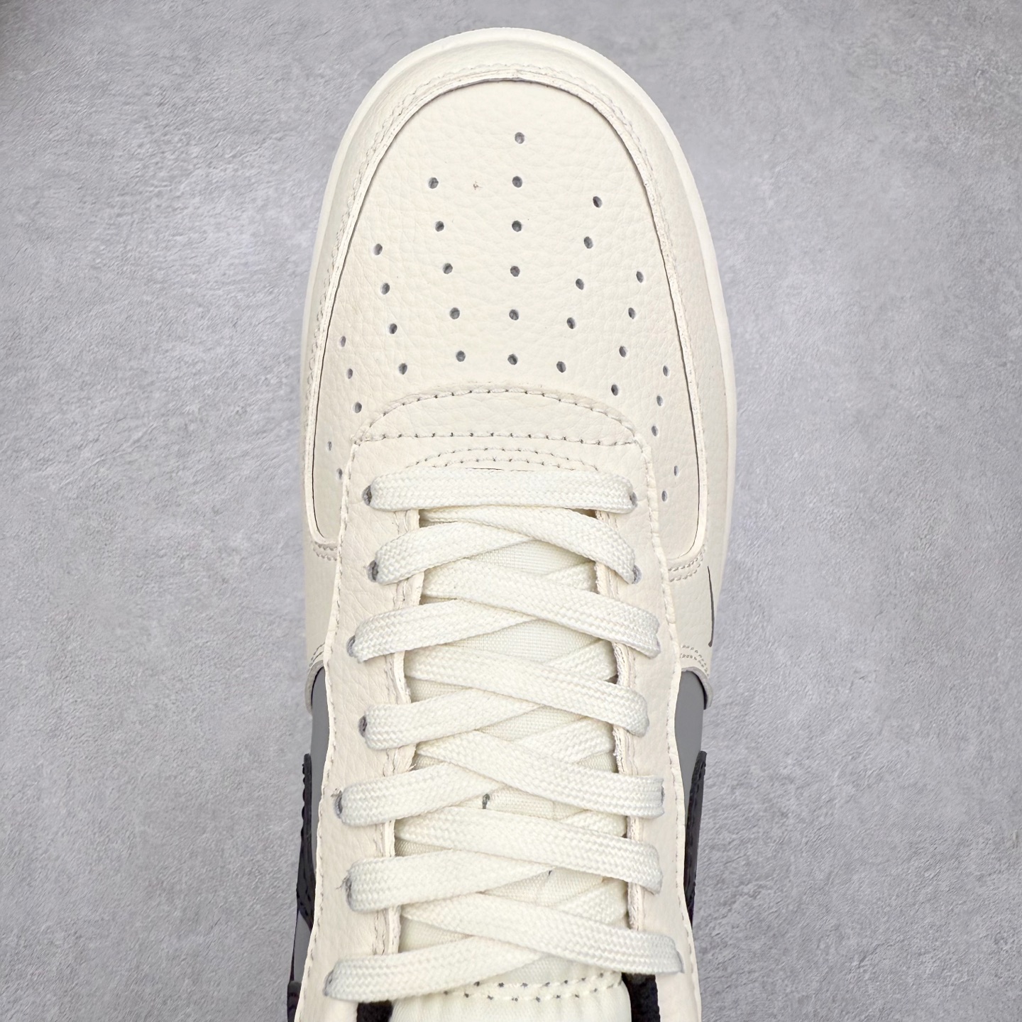 图片[4]-NK Air Force 1´07 Low 空军一号低帮百搭休闲运动板鞋 HJ3318-005 柔软、弹性十足的缓震性能和出色的中底设计 横跨复古与现代的外型结合 造就出风靡全球 三十多年的Force 1 直到今天还深受青睐 实拍调校N版已经零色差零失真 百分百还原实物色彩所见即所得 不存在货不对板色差等低级问题 选购参考实物拍摄 不混卖不参货 只用心做好货严格选品 承诺混一赔十 尺码：36 36.5 37.5 38 38.5 39 40 40.5 41 42 42.5 43 44 44.5 45-选品中心