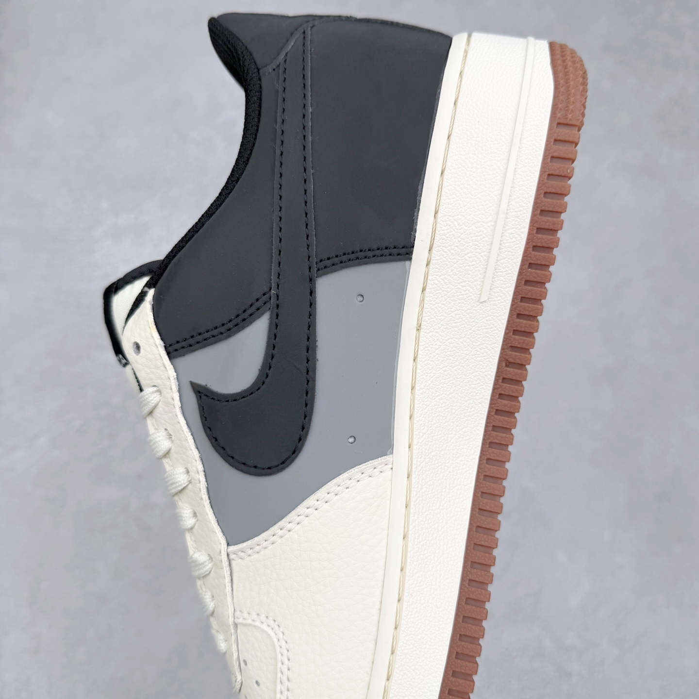 图片[7]-NK Air Force 1´07 Low 空军一号低帮百搭休闲运动板鞋 HJ3318-005 柔软、弹性十足的缓震性能和出色的中底设计 横跨复古与现代的外型结合 造就出风靡全球 三十多年的Force 1 直到今天还深受青睐 实拍调校N版已经零色差零失真 百分百还原实物色彩所见即所得 不存在货不对板色差等低级问题 选购参考实物拍摄 不混卖不参货 只用心做好货严格选品 承诺混一赔十 尺码：36 36.5 37.5 38 38.5 39 40 40.5 41 42 42.5 43 44 44.5 45-选品中心