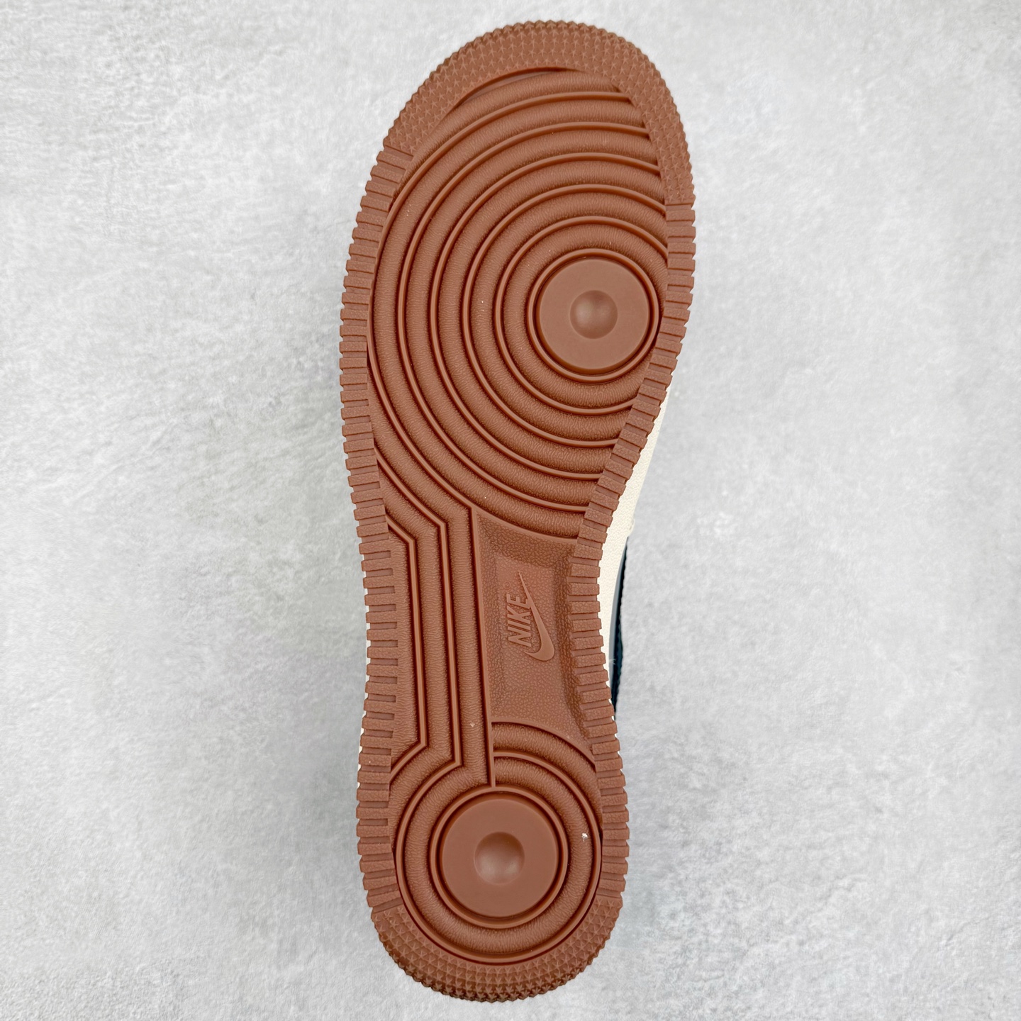 图片[9]-NK Air Force 1´07 Low 空军一号低帮百搭休闲运动板鞋 HJ3318-005 柔软、弹性十足的缓震性能和出色的中底设计 横跨复古与现代的外型结合 造就出风靡全球 三十多年的Force 1 直到今天还深受青睐 实拍调校N版已经零色差零失真 百分百还原实物色彩所见即所得 不存在货不对板色差等低级问题 选购参考实物拍摄 不混卖不参货 只用心做好货严格选品 承诺混一赔十 尺码：36 36.5 37.5 38 38.5 39 40 40.5 41 42 42.5 43 44 44.5 45-选品中心