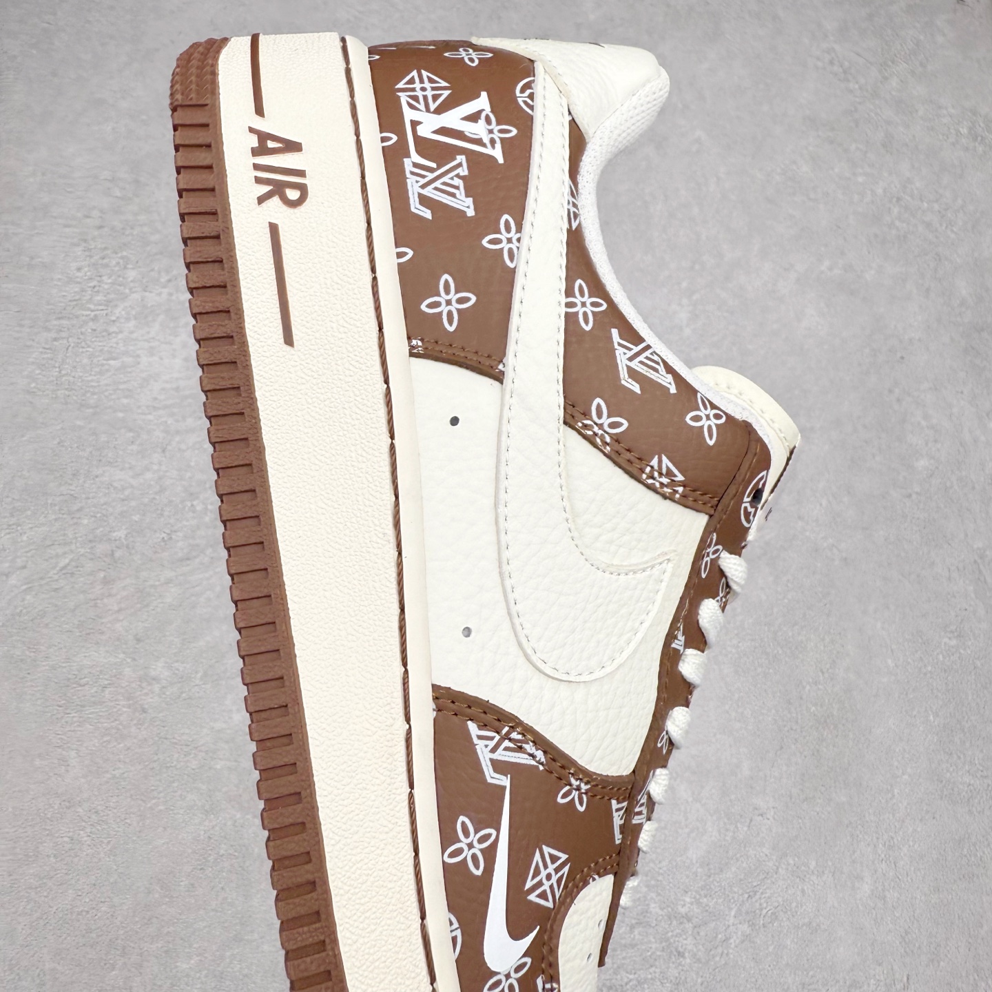 图片[6]-NK Air Force 1´07 Low 空军一号低帮百搭休闲运动板鞋 LW9279-018 柔软、弹性十足的缓震性能和出色的中底设计 横跨复古与现代的外型结合 造就出风靡全球 三十多年的Force 1 直到今天还深受青睐 实拍调校N版已经零色差零失真 百分百还原实物色彩所见即所得 不存在货不对板色差等低级问题 选购参考实物拍摄 不混卖不参货 只用心做好货严格选品 承诺混一赔十 尺码：36 36.5 37.5 38 38.5 39 40 40.5 41 42 42.5 43 44 44.5 45-选品中心