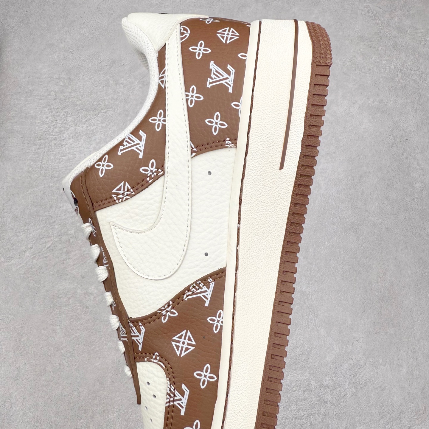 图片[7]-NK Air Force 1´07 Low 空军一号低帮百搭休闲运动板鞋 LW9279-018 柔软、弹性十足的缓震性能和出色的中底设计 横跨复古与现代的外型结合 造就出风靡全球 三十多年的Force 1 直到今天还深受青睐 实拍调校N版已经零色差零失真 百分百还原实物色彩所见即所得 不存在货不对板色差等低级问题 选购参考实物拍摄 不混卖不参货 只用心做好货严格选品 承诺混一赔十 尺码：36 36.5 37.5 38 38.5 39 40 40.5 41 42 42.5 43 44 44.5 45-选品中心