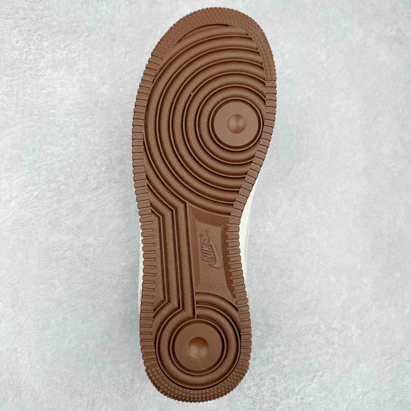 图片[9]-NK Air Force 1´07 Low 空军一号低帮百搭休闲运动板鞋 LW9279-018 柔软、弹性十足的缓震性能和出色的中底设计 横跨复古与现代的外型结合 造就出风靡全球 三十多年的Force 1 直到今天还深受青睐 实拍调校N版已经零色差零失真 百分百还原实物色彩所见即所得 不存在货不对板色差等低级问题 选购参考实物拍摄 不混卖不参货 只用心做好货严格选品 承诺混一赔十 尺码：36 36.5 37.5 38 38.5 39 40 40.5 41 42 42.5 43 44 44.5 45-选品中心