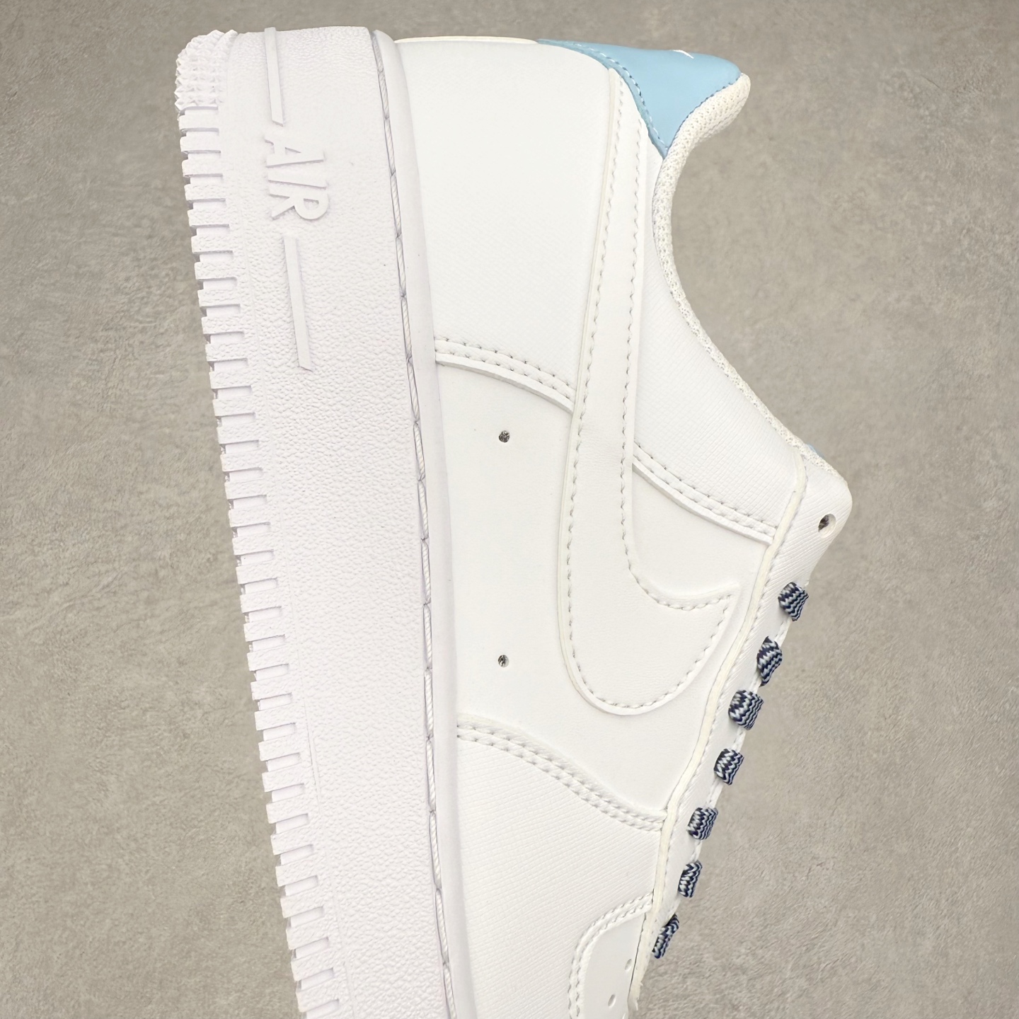 图片[6]-＃XT纯原 NK Air Force 1´07 Low 空军一号低帮百搭休闲运动板鞋 IB7167-101 顶级批次 2022全新楦头鞋型 鱼鳞大底 历时开发三个月 清洁度完美 二维码鞋标 内置芯片及solo气垫 大底高度及其弧度依照正品 钢印 logo刺绣 鞋口弧度 鞋头长度 鞋面冲孔 鞋垫背胶及钢印 完美鞋型对比正品 每一处都是细节满满 柔软、弹性十足的缓震性能和出色的中底设计 横跨复古与现代的外型结合 造就出风靡全球 三十多年的Force 1 直到今天还深受青睐 实拍调校N版已经零色差零失真 百分百还原实物色彩所见即所得 不存在货不对板色差等低级问题 选购参考实物拍摄 不混卖不参货 只用心做好货严格选品 承诺混一赔十 尺码：36 36.5 37.5 38 38.5 39 40 40.5 41 42 42.5 43 44 44.5 45-选品中心