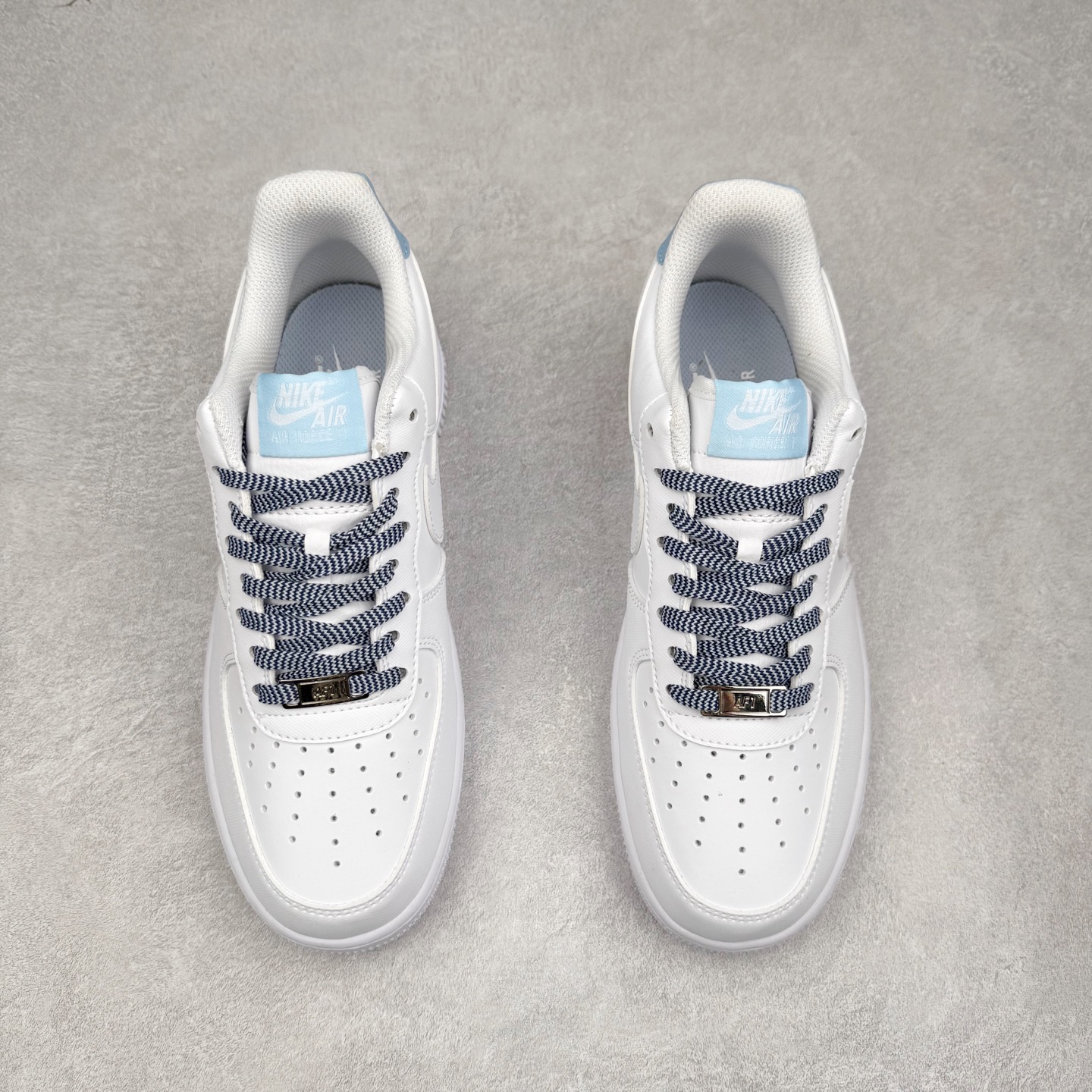 图片[2]-＃XT纯原 NK Air Force 1´07 Low 空军一号低帮百搭休闲运动板鞋 IB7167-101 顶级批次 2022全新楦头鞋型 鱼鳞大底 历时开发三个月 清洁度完美 二维码鞋标 内置芯片及solo气垫 大底高度及其弧度依照正品 钢印 logo刺绣 鞋口弧度 鞋头长度 鞋面冲孔 鞋垫背胶及钢印 完美鞋型对比正品 每一处都是细节满满 柔软、弹性十足的缓震性能和出色的中底设计 横跨复古与现代的外型结合 造就出风靡全球 三十多年的Force 1 直到今天还深受青睐 实拍调校N版已经零色差零失真 百分百还原实物色彩所见即所得 不存在货不对板色差等低级问题 选购参考实物拍摄 不混卖不参货 只用心做好货严格选品 承诺混一赔十 尺码：36 36.5 37.5 38 38.5 39 40 40.5 41 42 42.5 43 44 44.5 45-选品中心