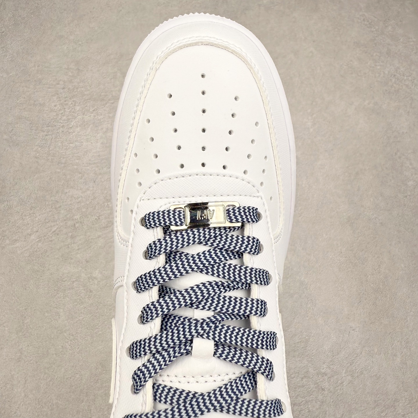 图片[4]-＃XT纯原 NK Air Force 1´07 Low 空军一号低帮百搭休闲运动板鞋 IB7167-101 顶级批次 2022全新楦头鞋型 鱼鳞大底 历时开发三个月 清洁度完美 二维码鞋标 内置芯片及solo气垫 大底高度及其弧度依照正品 钢印 logo刺绣 鞋口弧度 鞋头长度 鞋面冲孔 鞋垫背胶及钢印 完美鞋型对比正品 每一处都是细节满满 柔软、弹性十足的缓震性能和出色的中底设计 横跨复古与现代的外型结合 造就出风靡全球 三十多年的Force 1 直到今天还深受青睐 实拍调校N版已经零色差零失真 百分百还原实物色彩所见即所得 不存在货不对板色差等低级问题 选购参考实物拍摄 不混卖不参货 只用心做好货严格选品 承诺混一赔十 尺码：36 36.5 37.5 38 38.5 39 40 40.5 41 42 42.5 43 44 44.5 45-选品中心