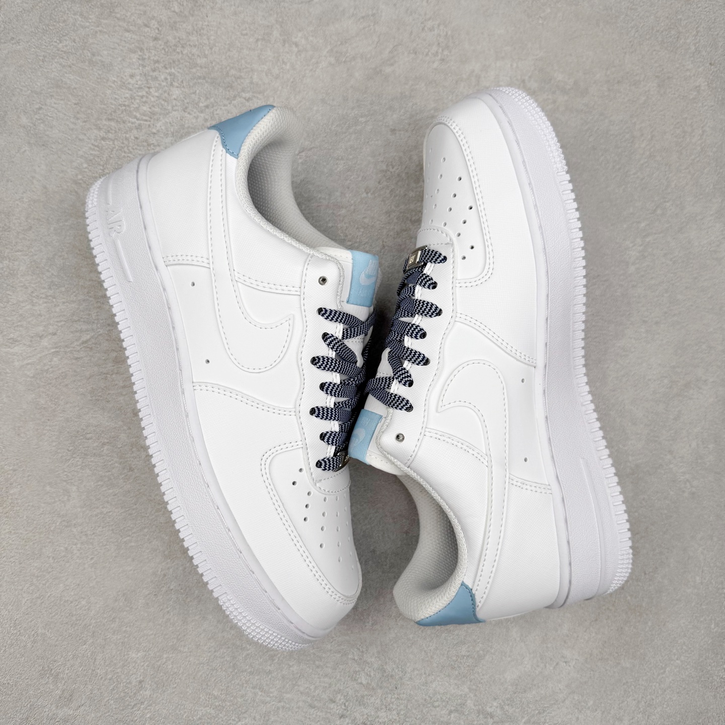 图片[3]-＃XT纯原 NK Air Force 1´07 Low 空军一号低帮百搭休闲运动板鞋 IB7167-101 顶级批次 2022全新楦头鞋型 鱼鳞大底 历时开发三个月 清洁度完美 二维码鞋标 内置芯片及solo气垫 大底高度及其弧度依照正品 钢印 logo刺绣 鞋口弧度 鞋头长度 鞋面冲孔 鞋垫背胶及钢印 完美鞋型对比正品 每一处都是细节满满 柔软、弹性十足的缓震性能和出色的中底设计 横跨复古与现代的外型结合 造就出风靡全球 三十多年的Force 1 直到今天还深受青睐 实拍调校N版已经零色差零失真 百分百还原实物色彩所见即所得 不存在货不对板色差等低级问题 选购参考实物拍摄 不混卖不参货 只用心做好货严格选品 承诺混一赔十 尺码：36 36.5 37.5 38 38.5 39 40 40.5 41 42 42.5 43 44 44.5 45-选品中心