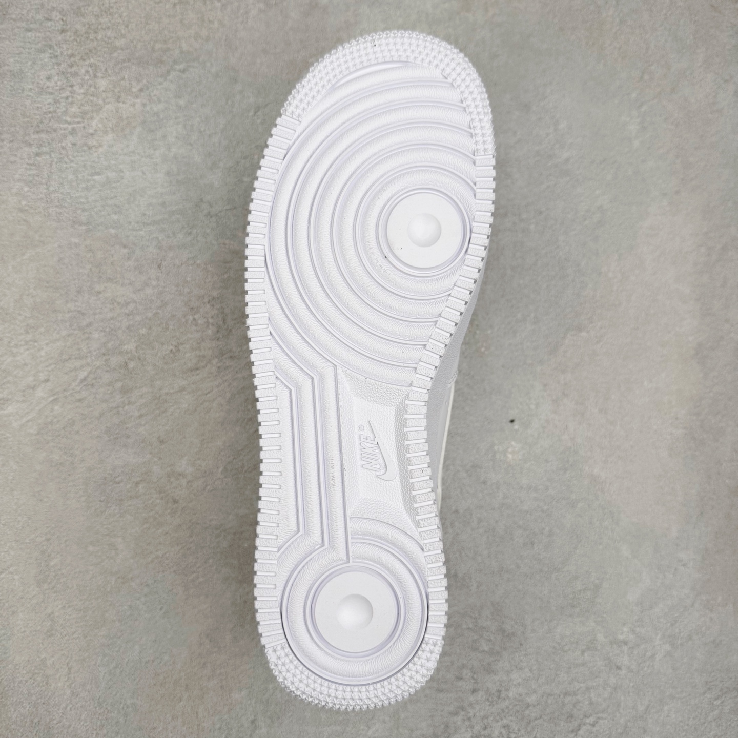 图片[9]-＃XT纯原 NK Air Force 1´07 Low 空军一号低帮百搭休闲运动板鞋 IB7167-101 顶级批次 2022全新楦头鞋型 鱼鳞大底 历时开发三个月 清洁度完美 二维码鞋标 内置芯片及solo气垫 大底高度及其弧度依照正品 钢印 logo刺绣 鞋口弧度 鞋头长度 鞋面冲孔 鞋垫背胶及钢印 完美鞋型对比正品 每一处都是细节满满 柔软、弹性十足的缓震性能和出色的中底设计 横跨复古与现代的外型结合 造就出风靡全球 三十多年的Force 1 直到今天还深受青睐 实拍调校N版已经零色差零失真 百分百还原实物色彩所见即所得 不存在货不对板色差等低级问题 选购参考实物拍摄 不混卖不参货 只用心做好货严格选品 承诺混一赔十 尺码：36 36.5 37.5 38 38.5 39 40 40.5 41 42 42.5 43 44 44.5 45-选品中心