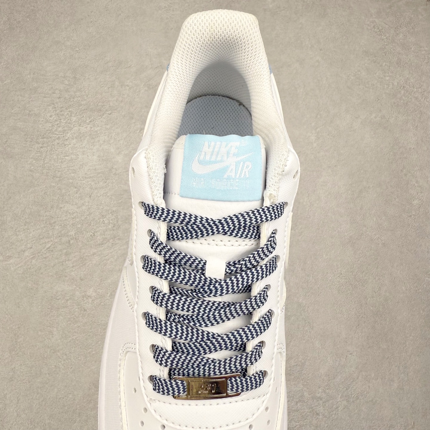 图片[5]-＃XT纯原 NK Air Force 1´07 Low 空军一号低帮百搭休闲运动板鞋 IB7167-101 顶级批次 2022全新楦头鞋型 鱼鳞大底 历时开发三个月 清洁度完美 二维码鞋标 内置芯片及solo气垫 大底高度及其弧度依照正品 钢印 logo刺绣 鞋口弧度 鞋头长度 鞋面冲孔 鞋垫背胶及钢印 完美鞋型对比正品 每一处都是细节满满 柔软、弹性十足的缓震性能和出色的中底设计 横跨复古与现代的外型结合 造就出风靡全球 三十多年的Force 1 直到今天还深受青睐 实拍调校N版已经零色差零失真 百分百还原实物色彩所见即所得 不存在货不对板色差等低级问题 选购参考实物拍摄 不混卖不参货 只用心做好货严格选品 承诺混一赔十 尺码：36 36.5 37.5 38 38.5 39 40 40.5 41 42 42.5 43 44 44.5 45-选品中心