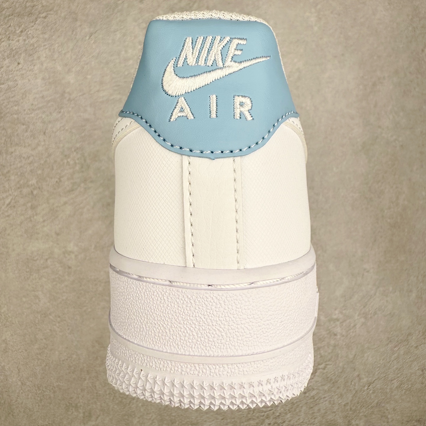 图片[8]-＃XT纯原 NK Air Force 1´07 Low 空军一号低帮百搭休闲运动板鞋 IB7167-101 顶级批次 2022全新楦头鞋型 鱼鳞大底 历时开发三个月 清洁度完美 二维码鞋标 内置芯片及solo气垫 大底高度及其弧度依照正品 钢印 logo刺绣 鞋口弧度 鞋头长度 鞋面冲孔 鞋垫背胶及钢印 完美鞋型对比正品 每一处都是细节满满 柔软、弹性十足的缓震性能和出色的中底设计 横跨复古与现代的外型结合 造就出风靡全球 三十多年的Force 1 直到今天还深受青睐 实拍调校N版已经零色差零失真 百分百还原实物色彩所见即所得 不存在货不对板色差等低级问题 选购参考实物拍摄 不混卖不参货 只用心做好货严格选品 承诺混一赔十 尺码：36 36.5 37.5 38 38.5 39 40 40.5 41 42 42.5 43 44 44.5 45-选品中心