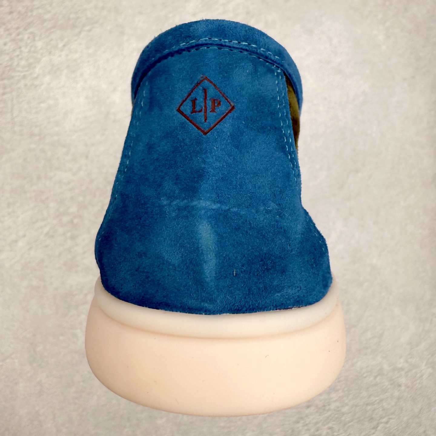 图片[8]-Brunello Cucinelli 小牛皮套脚圆头乐福鞋 Brunello Cucinelli是来自意大利的世界顶级奢侈品牌，被誉为低调奢华的“山羊绒之王”和“服装界真正的奢侈品”。很多人都知道羊绒Cashmere顶级、昂贵，一穿就脱不下来，还很容易和其他衣服相互搭配，但是，再也没有比Brunello Cucinelli 这个品牌更懂得把顶级的羊绒面料设计出一种“低调的奢华”的风格。尺码：37 38 39 40 41 42 43 44 45 46-选品中心