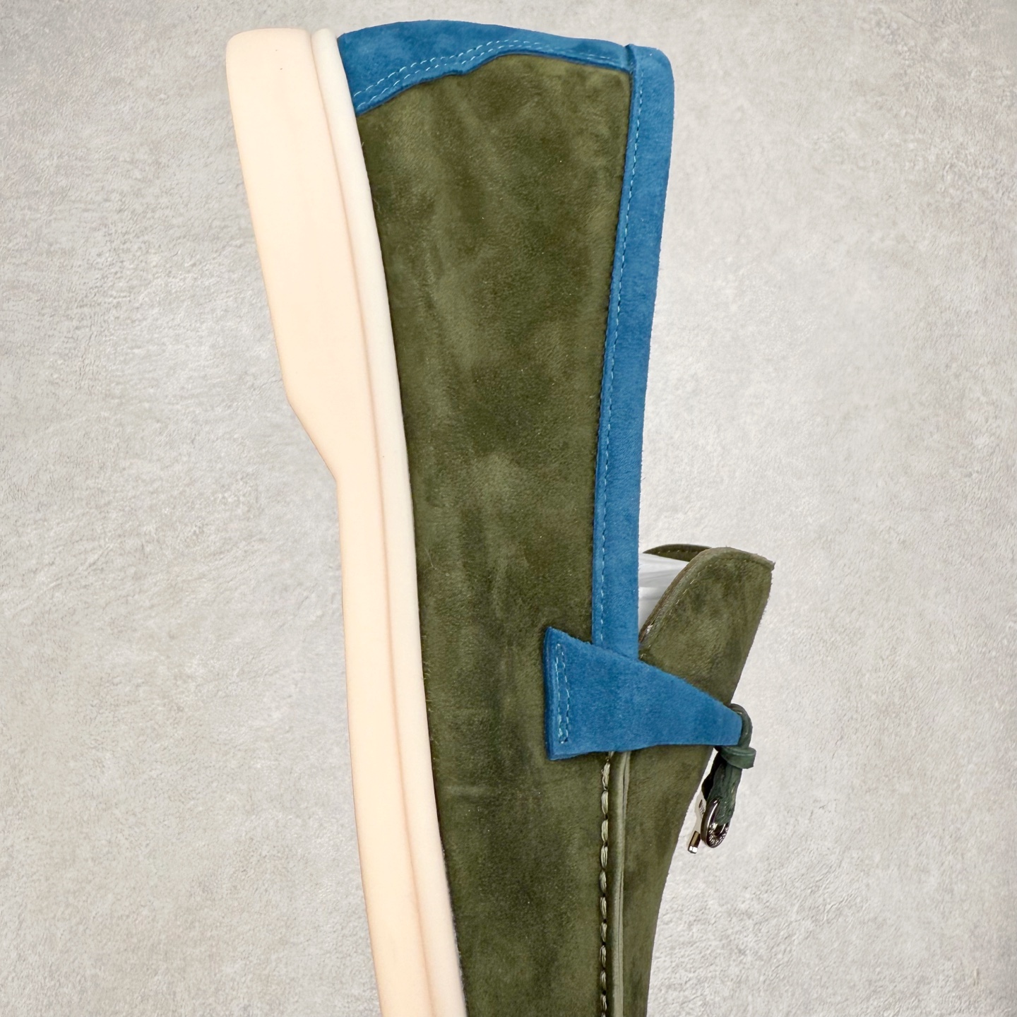 图片[6]-Brunello Cucinelli 小牛皮套脚圆头乐福鞋 Brunello Cucinelli是来自意大利的世界顶级奢侈品牌，被誉为低调奢华的“山羊绒之王”和“服装界真正的奢侈品”。很多人都知道羊绒Cashmere顶级、昂贵，一穿就脱不下来，还很容易和其他衣服相互搭配，但是，再也没有比Brunello Cucinelli 这个品牌更懂得把顶级的羊绒面料设计出一种“低调的奢华”的风格。尺码：37 38 39 40 41 42 43 44 45 46-选品中心