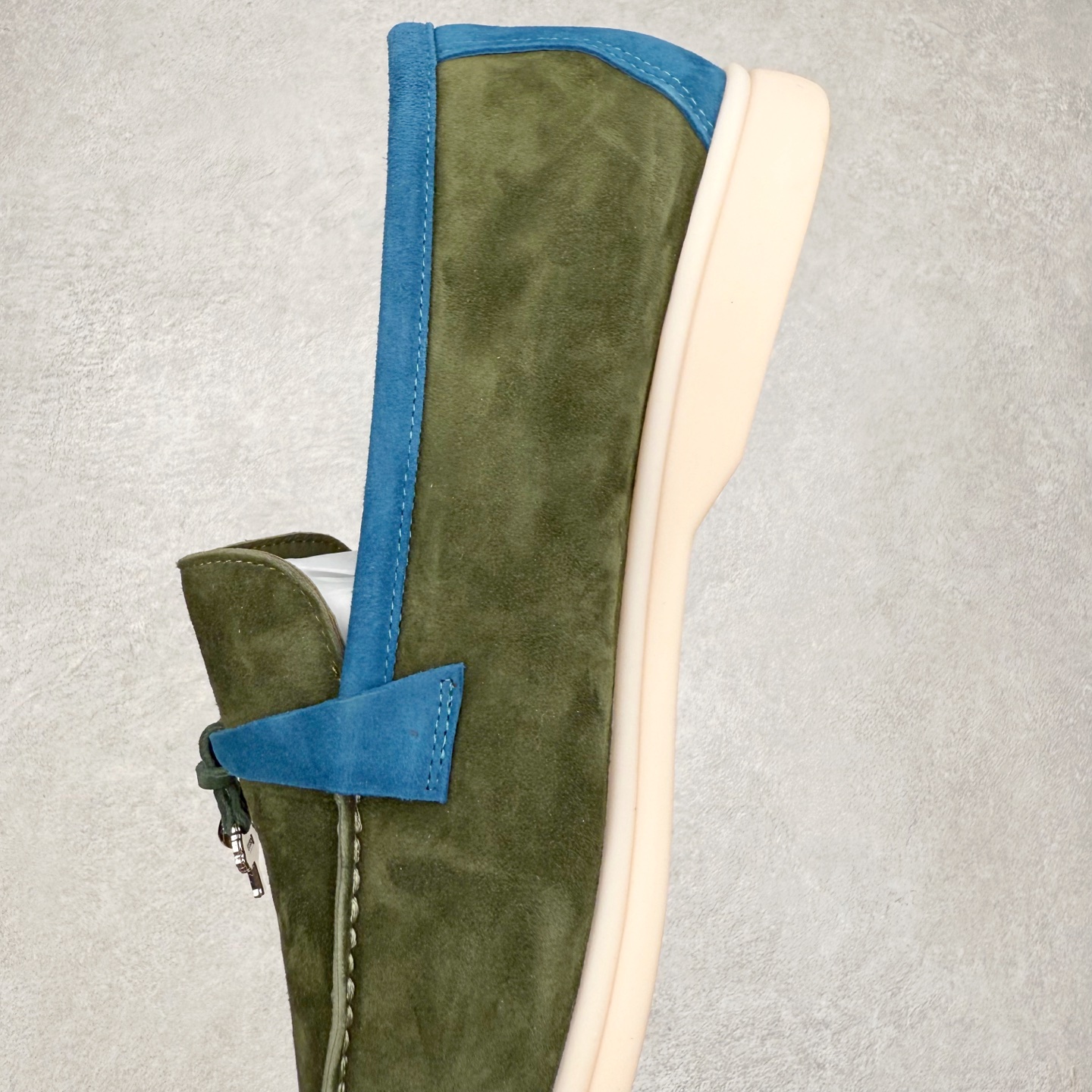 图片[7]-Brunello Cucinelli 小牛皮套脚圆头乐福鞋 Brunello Cucinelli是来自意大利的世界顶级奢侈品牌，被誉为低调奢华的“山羊绒之王”和“服装界真正的奢侈品”。很多人都知道羊绒Cashmere顶级、昂贵，一穿就脱不下来，还很容易和其他衣服相互搭配，但是，再也没有比Brunello Cucinelli 这个品牌更懂得把顶级的羊绒面料设计出一种“低调的奢华”的风格。尺码：37 38 39 40 41 42 43 44 45 46-选品中心