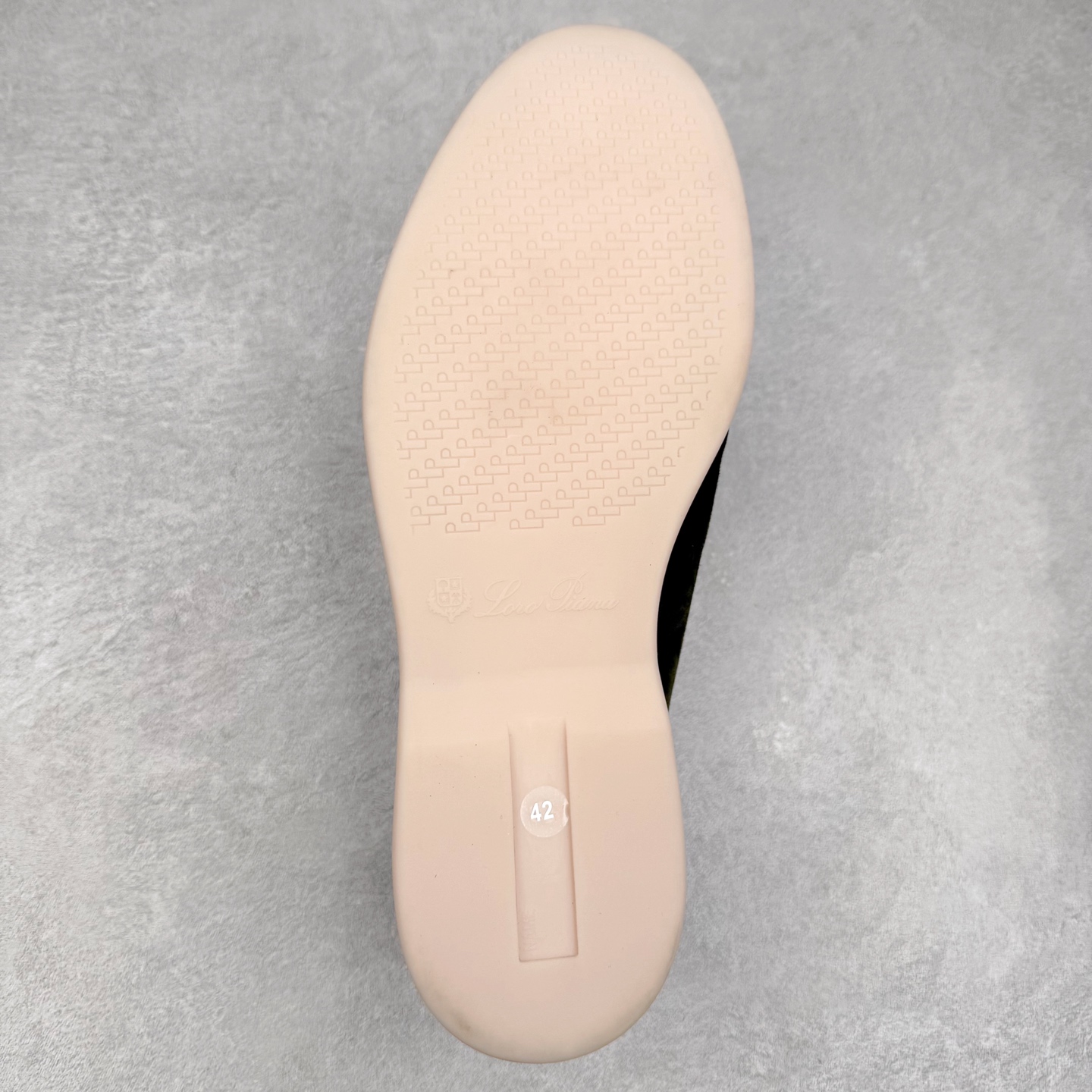 图片[9]-Brunello Cucinelli 小牛皮套脚圆头乐福鞋 Brunello Cucinelli是来自意大利的世界顶级奢侈品牌，被誉为低调奢华的“山羊绒之王”和“服装界真正的奢侈品”。很多人都知道羊绒Cashmere顶级、昂贵，一穿就脱不下来，还很容易和其他衣服相互搭配，但是，再也没有比Brunello Cucinelli 这个品牌更懂得把顶级的羊绒面料设计出一种“低调的奢华”的风格。尺码：37 38 39 40 41 42 43 44 45 46-选品中心