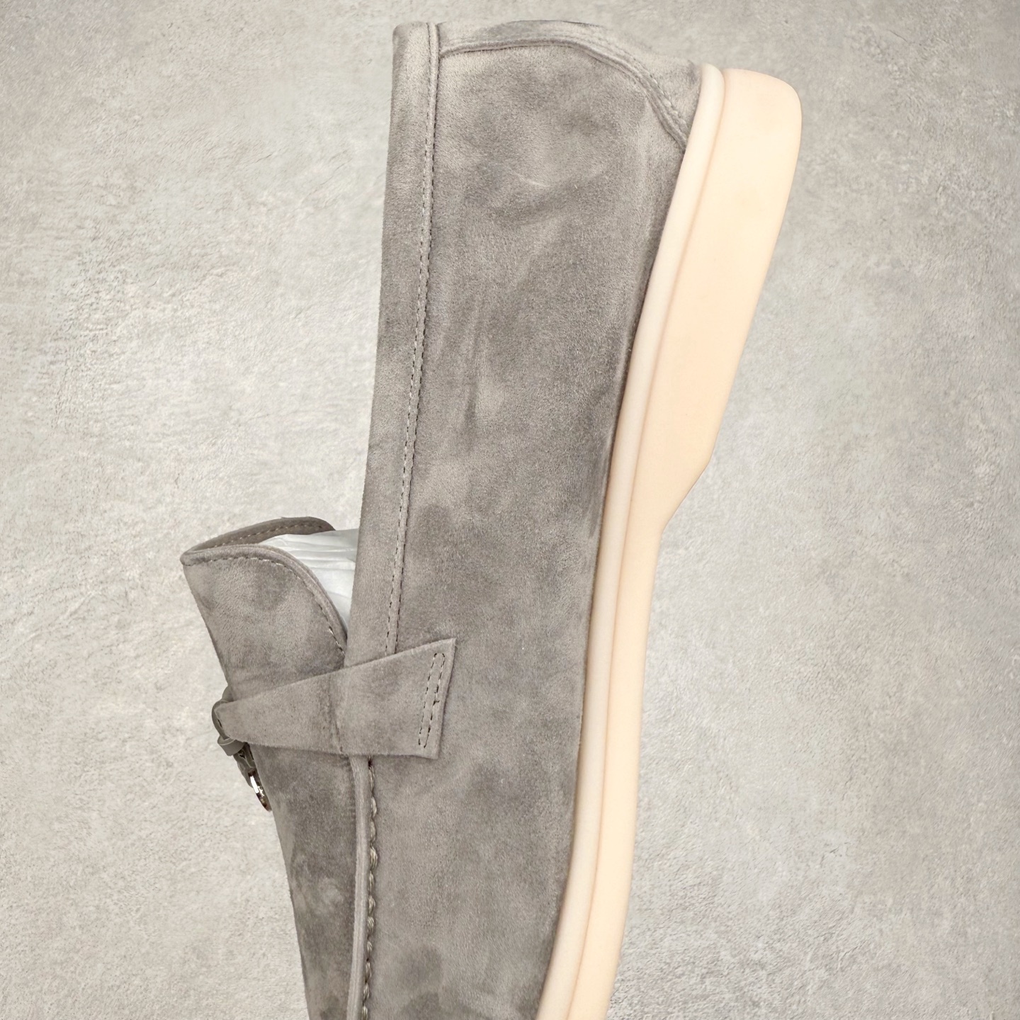 图片[7]-Brunello Cucinelli 小牛皮套脚圆头乐福鞋 Brunello Cucinelli是来自意大利的世界顶级奢侈品牌，被誉为低调奢华的“山羊绒之王”和“服装界真正的奢侈品”。很多人都知道羊绒Cashmere顶级、昂贵，一穿就脱不下来，还很容易和其他衣服相互搭配，但是，再也没有比Brunello Cucinelli 这个品牌更懂得把顶级的羊绒面料设计出一种“低调的奢华”的风格。尺码：37 38 39 40 41 42 43 44 45 46-选品中心