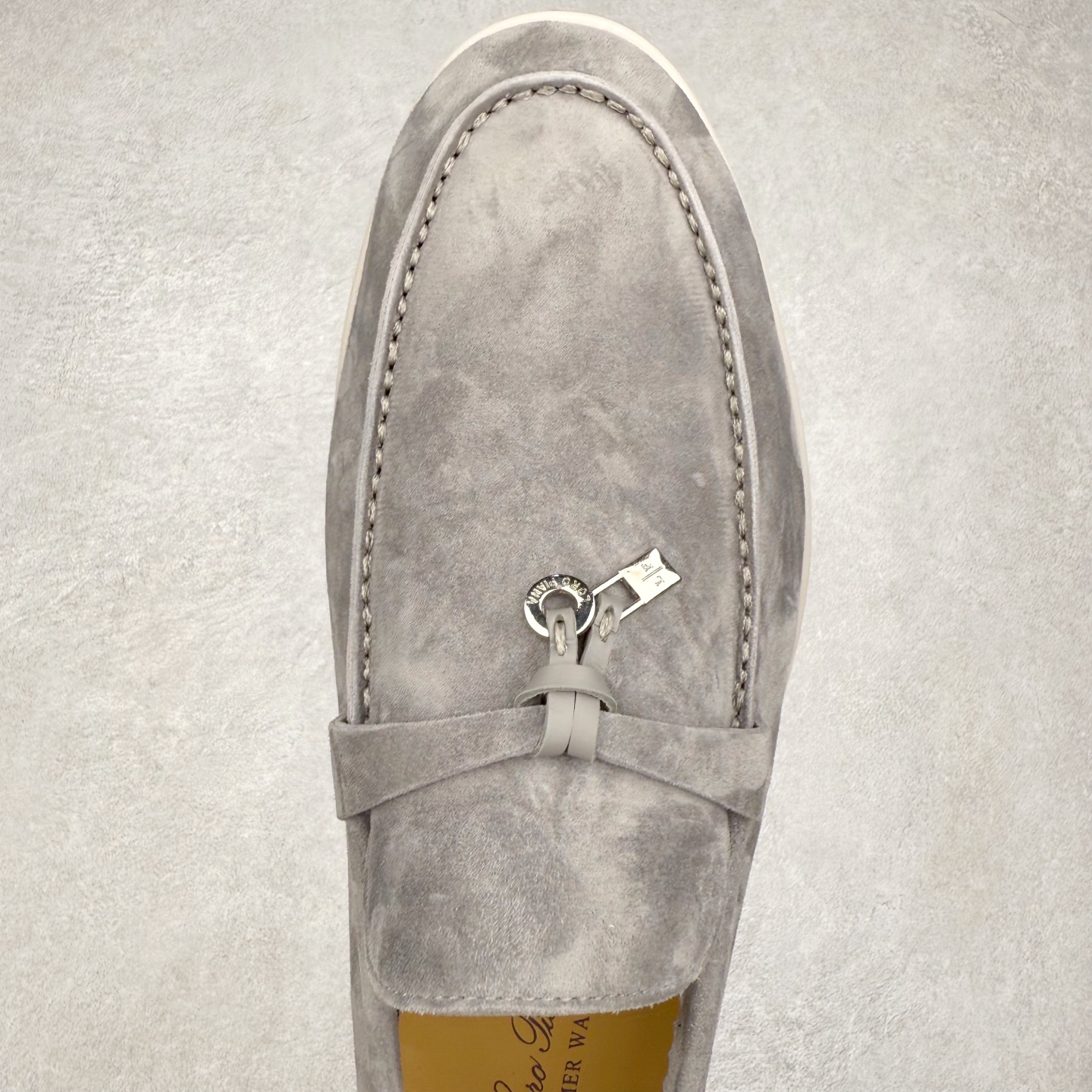 图片[4]-Brunello Cucinelli 小牛皮套脚圆头乐福鞋 Brunello Cucinelli是来自意大利的世界顶级奢侈品牌，被誉为低调奢华的“山羊绒之王”和“服装界真正的奢侈品”。很多人都知道羊绒Cashmere顶级、昂贵，一穿就脱不下来，还很容易和其他衣服相互搭配，但是，再也没有比Brunello Cucinelli 这个品牌更懂得把顶级的羊绒面料设计出一种“低调的奢华”的风格。尺码：37 38 39 40 41 42 43 44 45 46-选品中心