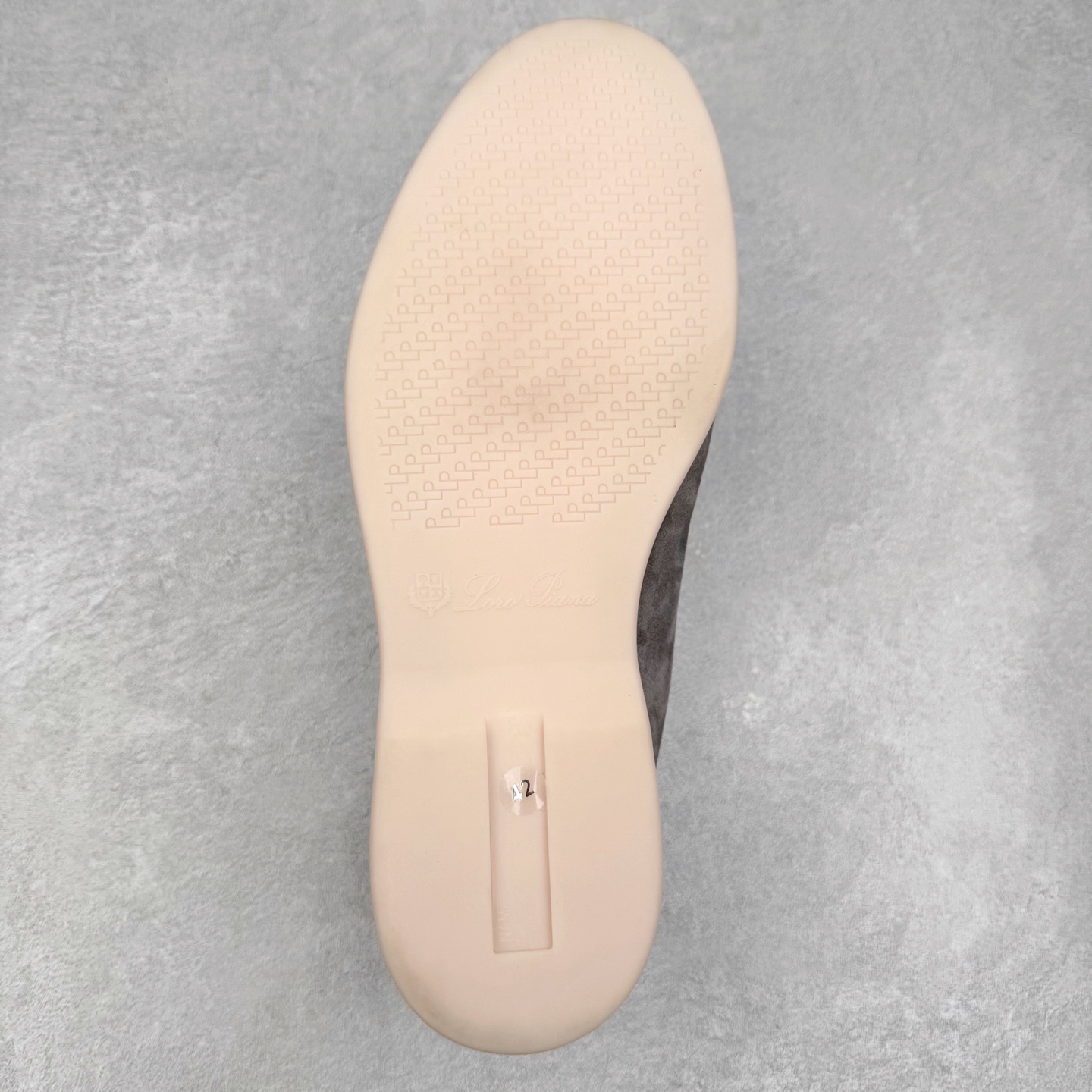 图片[9]-Brunello Cucinelli 小牛皮套脚圆头乐福鞋 Brunello Cucinelli是来自意大利的世界顶级奢侈品牌，被誉为低调奢华的“山羊绒之王”和“服装界真正的奢侈品”。很多人都知道羊绒Cashmere顶级、昂贵，一穿就脱不下来，还很容易和其他衣服相互搭配，但是，再也没有比Brunello Cucinelli 这个品牌更懂得把顶级的羊绒面料设计出一种“低调的奢华”的风格。尺码：37 38 39 40 41 42 43 44 45 46-选品中心