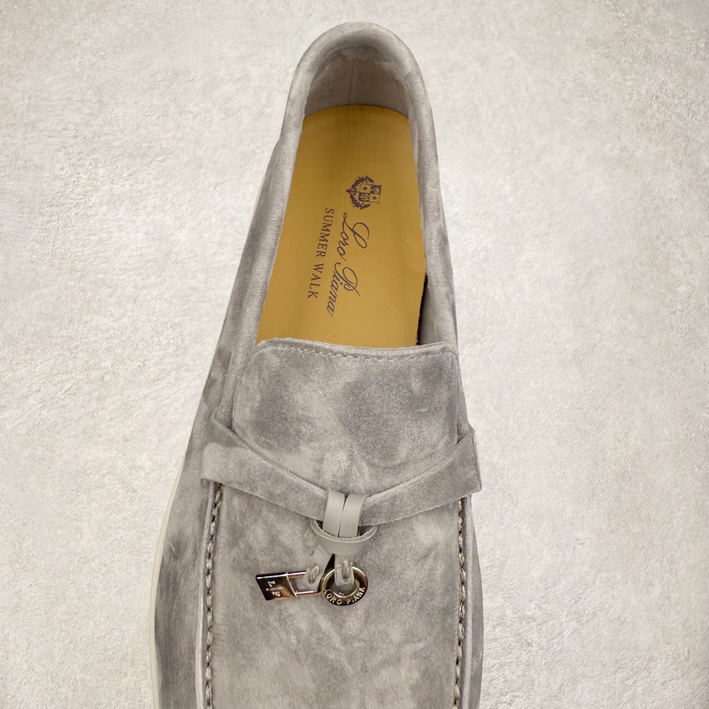 图片[5]-Brunello Cucinelli 小牛皮套脚圆头乐福鞋 Brunello Cucinelli是来自意大利的世界顶级奢侈品牌，被誉为低调奢华的“山羊绒之王”和“服装界真正的奢侈品”。很多人都知道羊绒Cashmere顶级、昂贵，一穿就脱不下来，还很容易和其他衣服相互搭配，但是，再也没有比Brunello Cucinelli 这个品牌更懂得把顶级的羊绒面料设计出一种“低调的奢华”的风格。尺码：37 38 39 40 41 42 43 44 45 46-选品中心