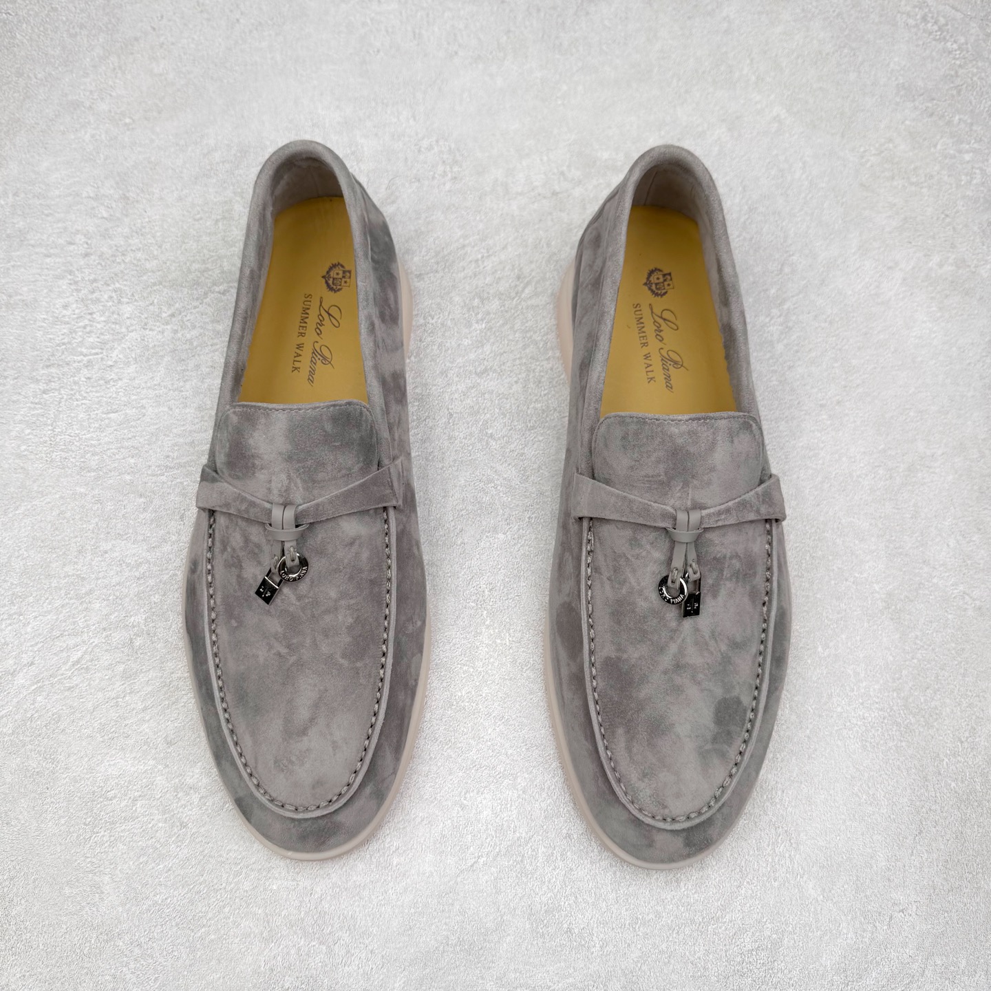 图片[2]-Brunello Cucinelli 小牛皮套脚圆头乐福鞋 Brunello Cucinelli是来自意大利的世界顶级奢侈品牌，被誉为低调奢华的“山羊绒之王”和“服装界真正的奢侈品”。很多人都知道羊绒Cashmere顶级、昂贵，一穿就脱不下来，还很容易和其他衣服相互搭配，但是，再也没有比Brunello Cucinelli 这个品牌更懂得把顶级的羊绒面料设计出一种“低调的奢华”的风格。尺码：37 38 39 40 41 42 43 44 45 46-选品中心