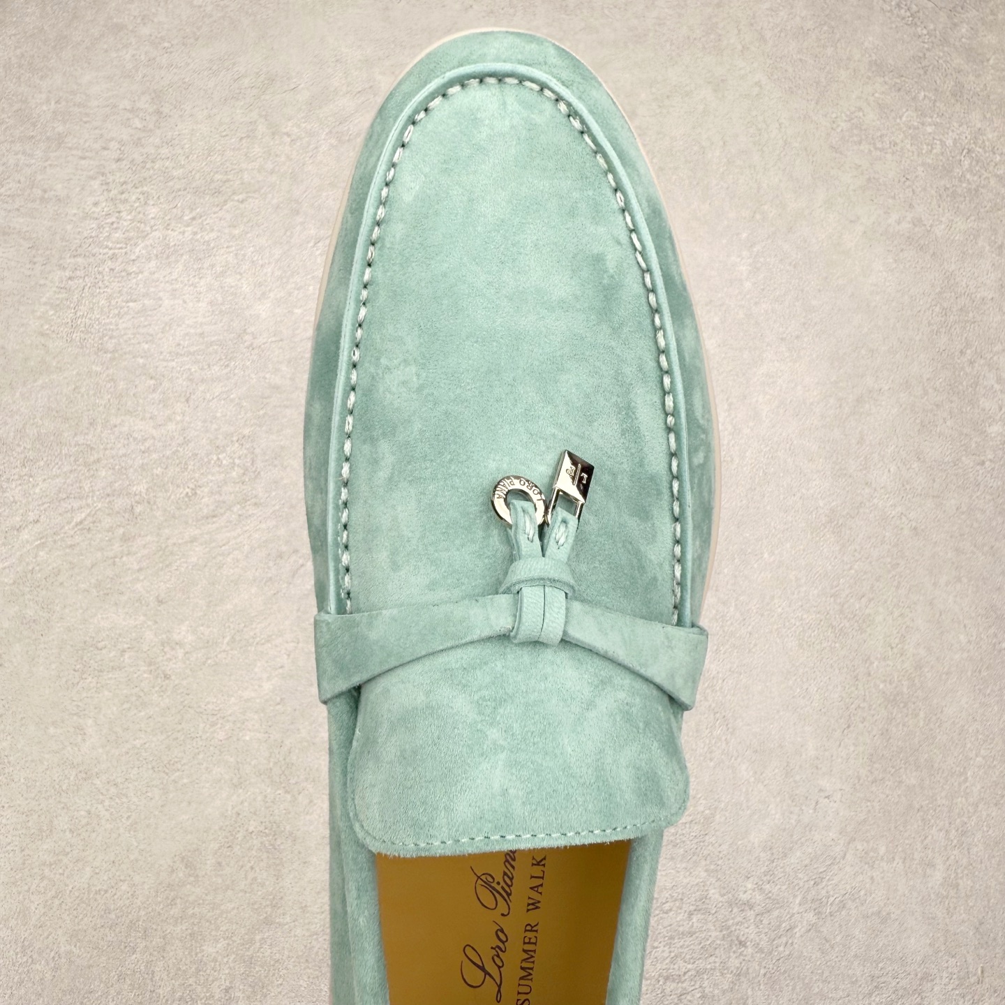 图片[4]-Brunello Cucinelli 小牛皮套脚圆头乐福鞋 Brunello Cucinelli是来自意大利的世界顶级奢侈品牌，被誉为低调奢华的“山羊绒之王”和“服装界真正的奢侈品”。很多人都知道羊绒Cashmere顶级、昂贵，一穿就脱不下来，还很容易和其他衣服相互搭配，但是，再也没有比Brunello Cucinelli 这个品牌更懂得把顶级的羊绒面料设计出一种“低调的奢华”的风格。尺码：37 38 39 40 41 42 43 44 45 46-选品中心