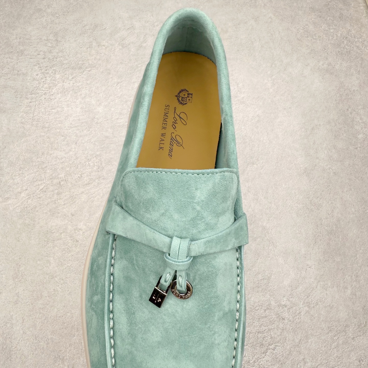 图片[5]-Brunello Cucinelli 小牛皮套脚圆头乐福鞋 Brunello Cucinelli是来自意大利的世界顶级奢侈品牌，被誉为低调奢华的“山羊绒之王”和“服装界真正的奢侈品”。很多人都知道羊绒Cashmere顶级、昂贵，一穿就脱不下来，还很容易和其他衣服相互搭配，但是，再也没有比Brunello Cucinelli 这个品牌更懂得把顶级的羊绒面料设计出一种“低调的奢华”的风格。尺码：37 38 39 40 41 42 43 44 45 46-选品中心