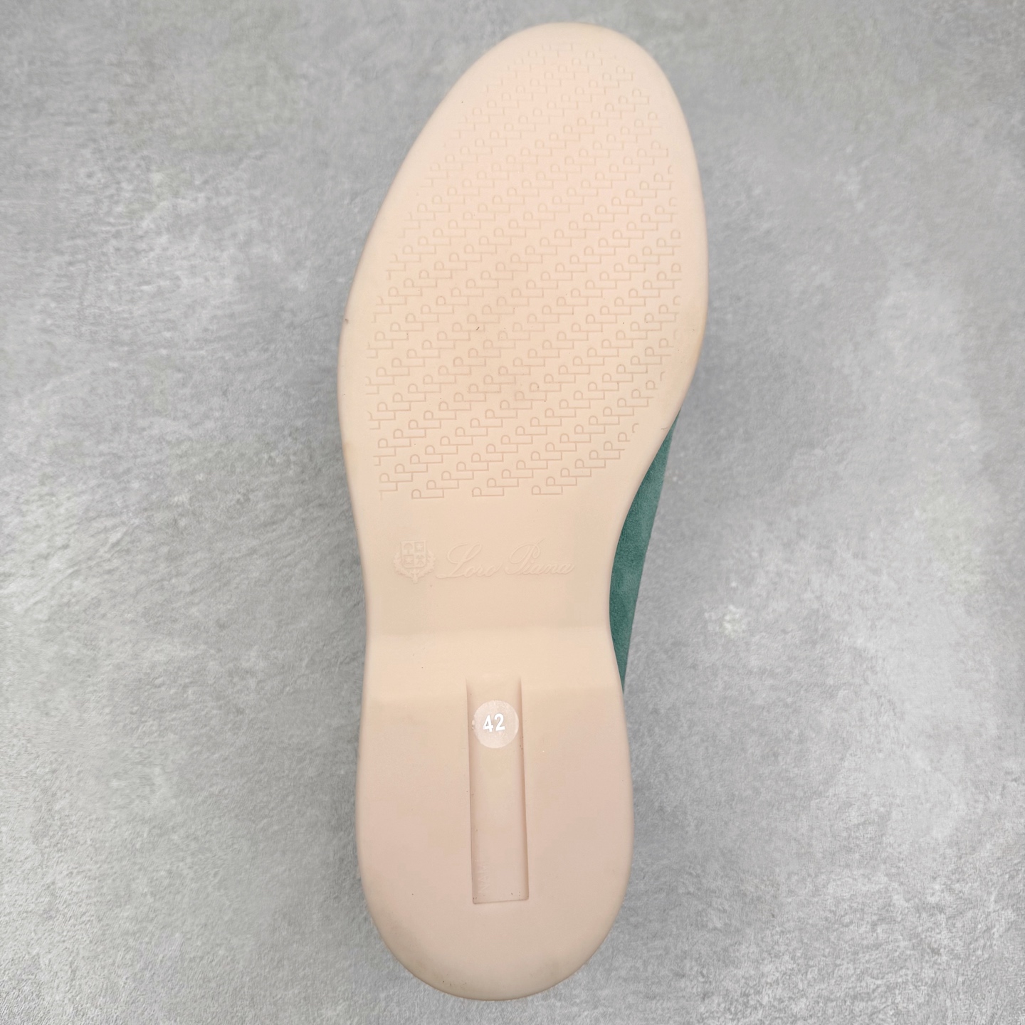 图片[9]-Brunello Cucinelli 小牛皮套脚圆头乐福鞋 Brunello Cucinelli是来自意大利的世界顶级奢侈品牌，被誉为低调奢华的“山羊绒之王”和“服装界真正的奢侈品”。很多人都知道羊绒Cashmere顶级、昂贵，一穿就脱不下来，还很容易和其他衣服相互搭配，但是，再也没有比Brunello Cucinelli 这个品牌更懂得把顶级的羊绒面料设计出一种“低调的奢华”的风格。尺码：37 38 39 40 41 42 43 44 45 46-选品中心