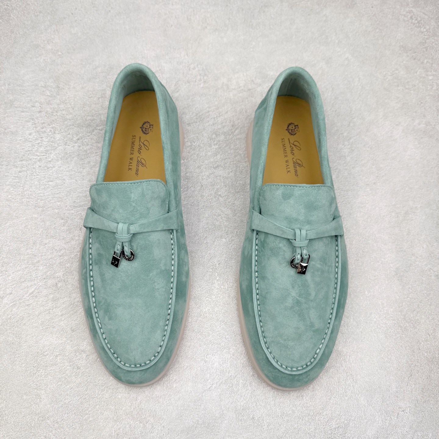 图片[2]-Brunello Cucinelli 小牛皮套脚圆头乐福鞋 Brunello Cucinelli是来自意大利的世界顶级奢侈品牌，被誉为低调奢华的“山羊绒之王”和“服装界真正的奢侈品”。很多人都知道羊绒Cashmere顶级、昂贵，一穿就脱不下来，还很容易和其他衣服相互搭配，但是，再也没有比Brunello Cucinelli 这个品牌更懂得把顶级的羊绒面料设计出一种“低调的奢华”的风格。尺码：37 38 39 40 41 42 43 44 45 46-选品中心