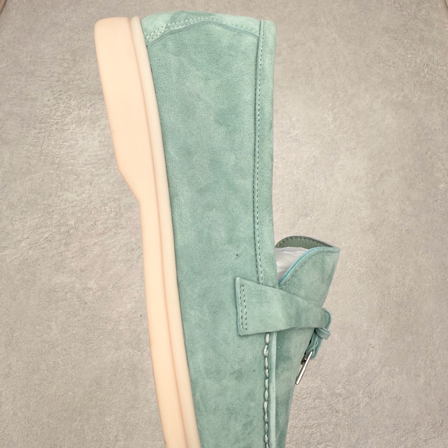 图片[6]-Brunello Cucinelli 小牛皮套脚圆头乐福鞋 Brunello Cucinelli是来自意大利的世界顶级奢侈品牌，被誉为低调奢华的“山羊绒之王”和“服装界真正的奢侈品”。很多人都知道羊绒Cashmere顶级、昂贵，一穿就脱不下来，还很容易和其他衣服相互搭配，但是，再也没有比Brunello Cucinelli 这个品牌更懂得把顶级的羊绒面料设计出一种“低调的奢华”的风格。尺码：37 38 39 40 41 42 43 44 45 46-选品中心