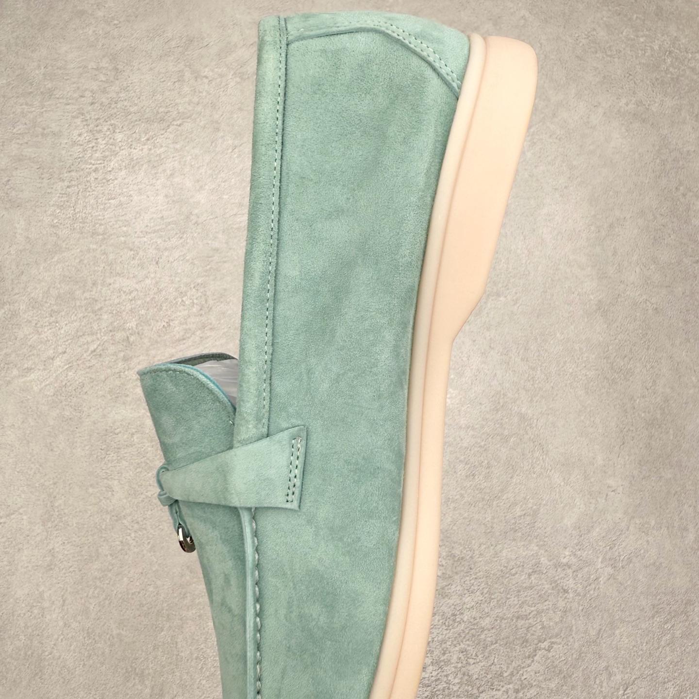 图片[7]-Brunello Cucinelli 小牛皮套脚圆头乐福鞋 Brunello Cucinelli是来自意大利的世界顶级奢侈品牌，被誉为低调奢华的“山羊绒之王”和“服装界真正的奢侈品”。很多人都知道羊绒Cashmere顶级、昂贵，一穿就脱不下来，还很容易和其他衣服相互搭配，但是，再也没有比Brunello Cucinelli 这个品牌更懂得把顶级的羊绒面料设计出一种“低调的奢华”的风格。尺码：37 38 39 40 41 42 43 44 45 46-选品中心