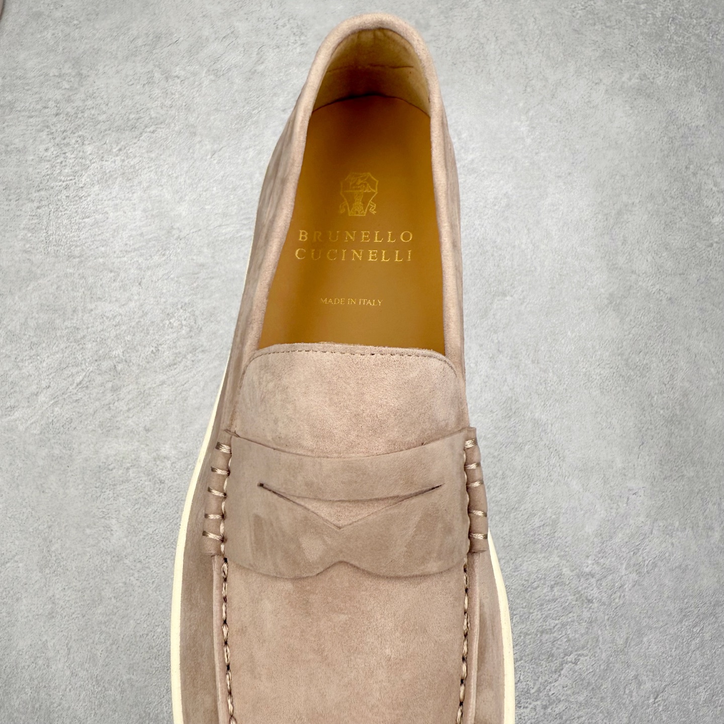 图片[5]-Brunello Cucinelli 小牛皮套脚圆头乐福鞋 Brunello Cucinelli是来自意大利的世界顶级奢侈品牌，被誉为低调奢华的“山羊绒之王”和“服装界真正的奢侈品”。很多人都知道羊绒Cashmere顶级、昂贵，一穿就脱不下来，还很容易和其他衣服相互搭配，但是，再也没有比Brunello Cucinelli 这个品牌更懂得把顶级的羊绒面料设计出一种“低调的奢华”的风格。尺码：37 38 39 40 41 42 43 44 45 46-选品中心