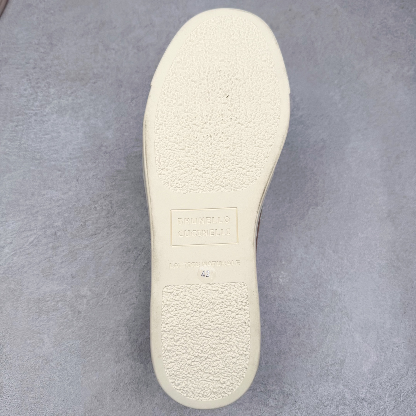 图片[9]-Brunello Cucinelli 小牛皮套脚圆头乐福鞋 Brunello Cucinelli是来自意大利的世界顶级奢侈品牌，被誉为低调奢华的“山羊绒之王”和“服装界真正的奢侈品”。很多人都知道羊绒Cashmere顶级、昂贵，一穿就脱不下来，还很容易和其他衣服相互搭配，但是，再也没有比Brunello Cucinelli 这个品牌更懂得把顶级的羊绒面料设计出一种“低调的奢华”的风格。尺码：37 38 39 40 41 42 43 44 45 46-选品中心