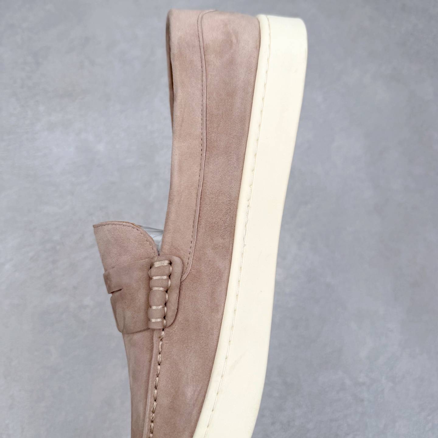 图片[7]-Brunello Cucinelli 小牛皮套脚圆头乐福鞋 Brunello Cucinelli是来自意大利的世界顶级奢侈品牌，被誉为低调奢华的“山羊绒之王”和“服装界真正的奢侈品”。很多人都知道羊绒Cashmere顶级、昂贵，一穿就脱不下来，还很容易和其他衣服相互搭配，但是，再也没有比Brunello Cucinelli 这个品牌更懂得把顶级的羊绒面料设计出一种“低调的奢华”的风格。尺码：37 38 39 40 41 42 43 44 45 46-选品中心