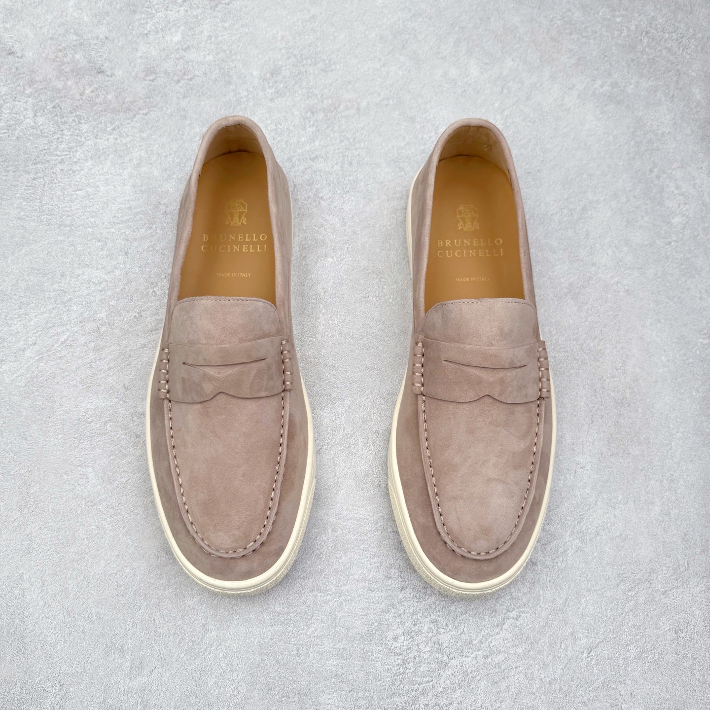 图片[2]-Brunello Cucinelli 小牛皮套脚圆头乐福鞋 Brunello Cucinelli是来自意大利的世界顶级奢侈品牌，被誉为低调奢华的“山羊绒之王”和“服装界真正的奢侈品”。很多人都知道羊绒Cashmere顶级、昂贵，一穿就脱不下来，还很容易和其他衣服相互搭配，但是，再也没有比Brunello Cucinelli 这个品牌更懂得把顶级的羊绒面料设计出一种“低调的奢华”的风格。尺码：37 38 39 40 41 42 43 44 45 46-选品中心