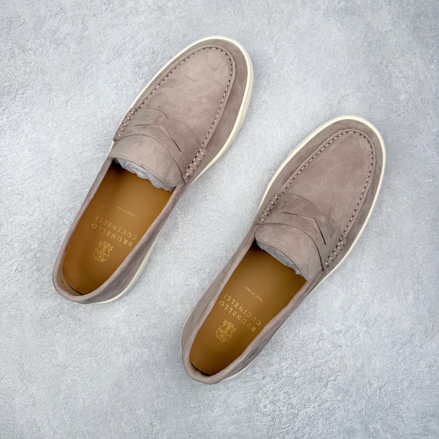 图片[3]-Brunello Cucinelli 小牛皮套脚圆头乐福鞋 Brunello Cucinelli是来自意大利的世界顶级奢侈品牌，被誉为低调奢华的“山羊绒之王”和“服装界真正的奢侈品”。很多人都知道羊绒Cashmere顶级、昂贵，一穿就脱不下来，还很容易和其他衣服相互搭配，但是，再也没有比Brunello Cucinelli 这个品牌更懂得把顶级的羊绒面料设计出一种“低调的奢华”的风格。尺码：37 38 39 40 41 42 43 44 45 46-选品中心