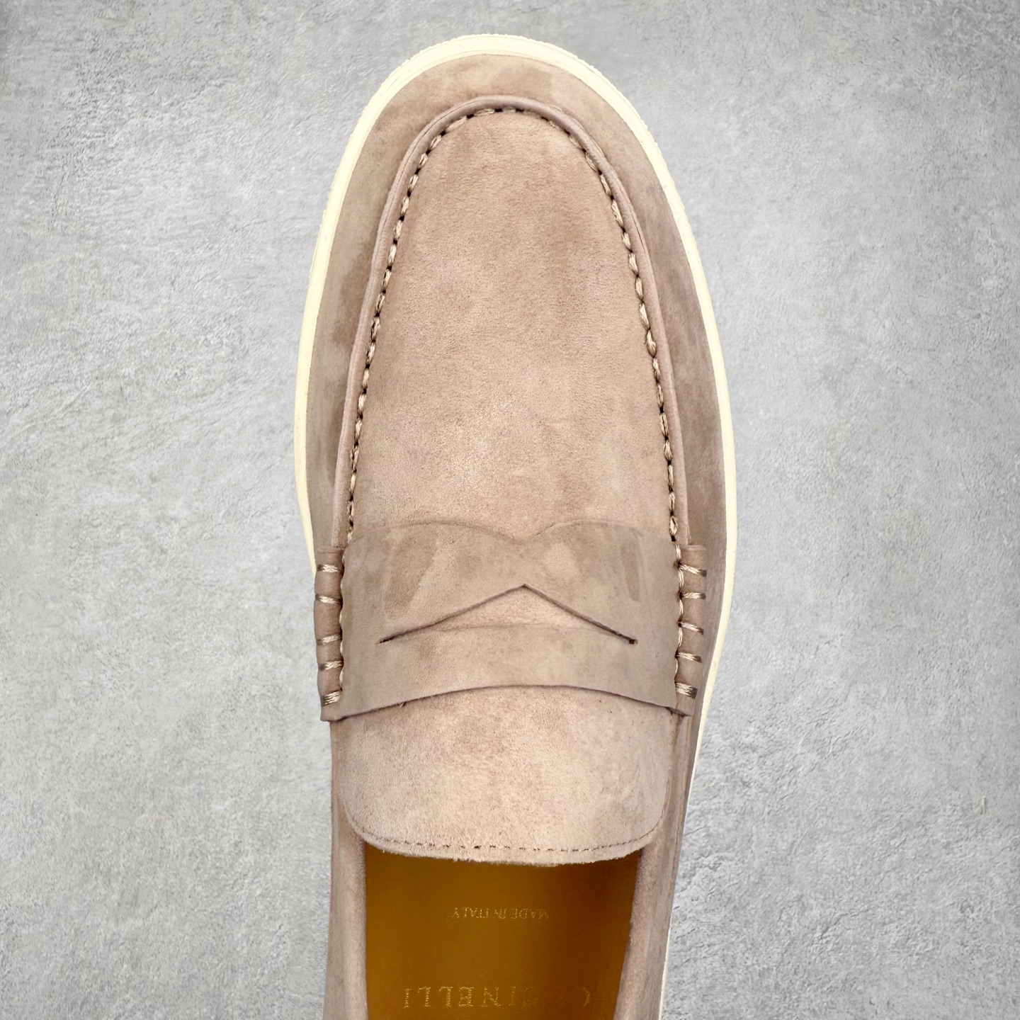 图片[4]-Brunello Cucinelli 小牛皮套脚圆头乐福鞋 Brunello Cucinelli是来自意大利的世界顶级奢侈品牌，被誉为低调奢华的“山羊绒之王”和“服装界真正的奢侈品”。很多人都知道羊绒Cashmere顶级、昂贵，一穿就脱不下来，还很容易和其他衣服相互搭配，但是，再也没有比Brunello Cucinelli 这个品牌更懂得把顶级的羊绒面料设计出一种“低调的奢华”的风格。尺码：37 38 39 40 41 42 43 44 45 46-选品中心