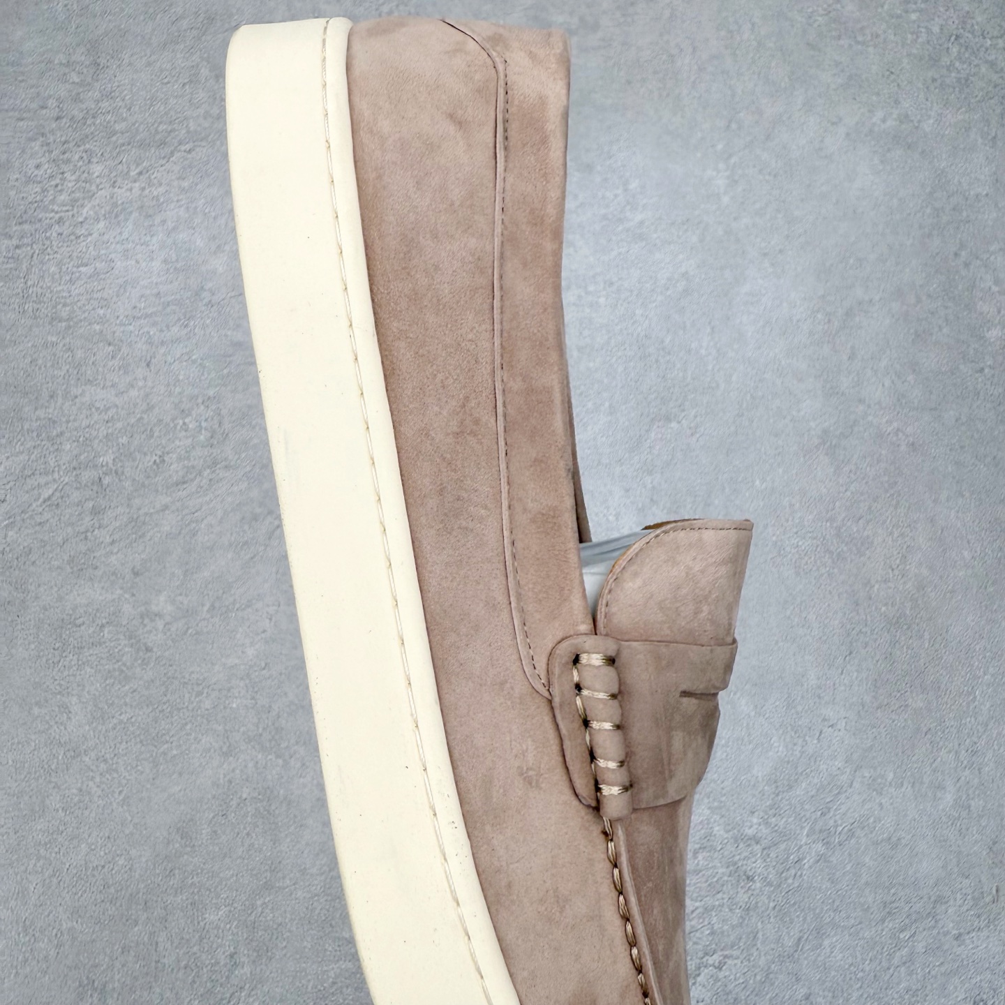 图片[6]-Brunello Cucinelli 小牛皮套脚圆头乐福鞋 Brunello Cucinelli是来自意大利的世界顶级奢侈品牌，被誉为低调奢华的“山羊绒之王”和“服装界真正的奢侈品”。很多人都知道羊绒Cashmere顶级、昂贵，一穿就脱不下来，还很容易和其他衣服相互搭配，但是，再也没有比Brunello Cucinelli 这个品牌更懂得把顶级的羊绒面料设计出一种“低调的奢华”的风格。尺码：37 38 39 40 41 42 43 44 45 46-选品中心