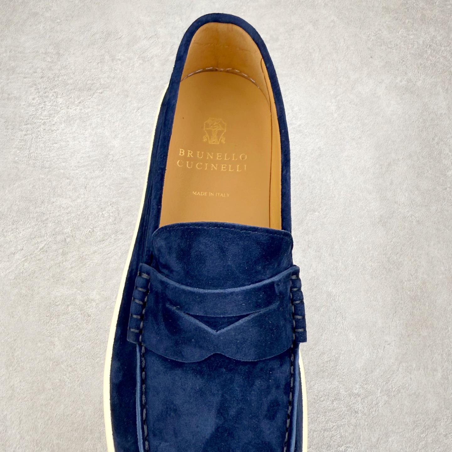 图片[5]-Brunello Cucinelli 小牛皮套脚圆头乐福鞋 Brunello Cucinelli是来自意大利的世界顶级奢侈品牌，被誉为低调奢华的“山羊绒之王”和“服装界真正的奢侈品”。很多人都知道羊绒Cashmere顶级、昂贵，一穿就脱不下来，还很容易和其他衣服相互搭配，但是，再也没有比Brunello Cucinelli 这个品牌更懂得把顶级的羊绒面料设计出一种“低调的奢华”的风格。尺码：37 38 39 40 41 42 43 44 45 46-选品中心