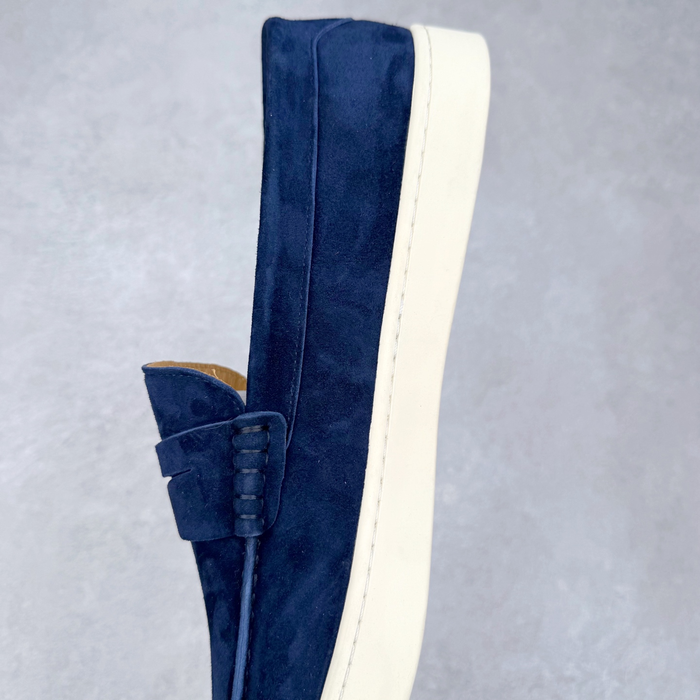 图片[7]-Brunello Cucinelli 小牛皮套脚圆头乐福鞋 Brunello Cucinelli是来自意大利的世界顶级奢侈品牌，被誉为低调奢华的“山羊绒之王”和“服装界真正的奢侈品”。很多人都知道羊绒Cashmere顶级、昂贵，一穿就脱不下来，还很容易和其他衣服相互搭配，但是，再也没有比Brunello Cucinelli 这个品牌更懂得把顶级的羊绒面料设计出一种“低调的奢华”的风格。尺码：37 38 39 40 41 42 43 44 45 46-选品中心