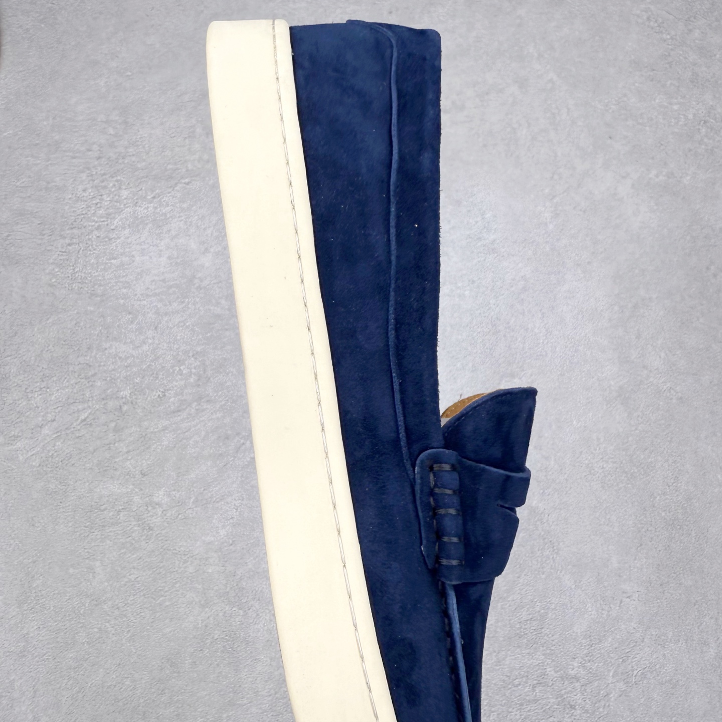 图片[6]-Brunello Cucinelli 小牛皮套脚圆头乐福鞋 Brunello Cucinelli是来自意大利的世界顶级奢侈品牌，被誉为低调奢华的“山羊绒之王”和“服装界真正的奢侈品”。很多人都知道羊绒Cashmere顶级、昂贵，一穿就脱不下来，还很容易和其他衣服相互搭配，但是，再也没有比Brunello Cucinelli 这个品牌更懂得把顶级的羊绒面料设计出一种“低调的奢华”的风格。尺码：37 38 39 40 41 42 43 44 45 46-选品中心