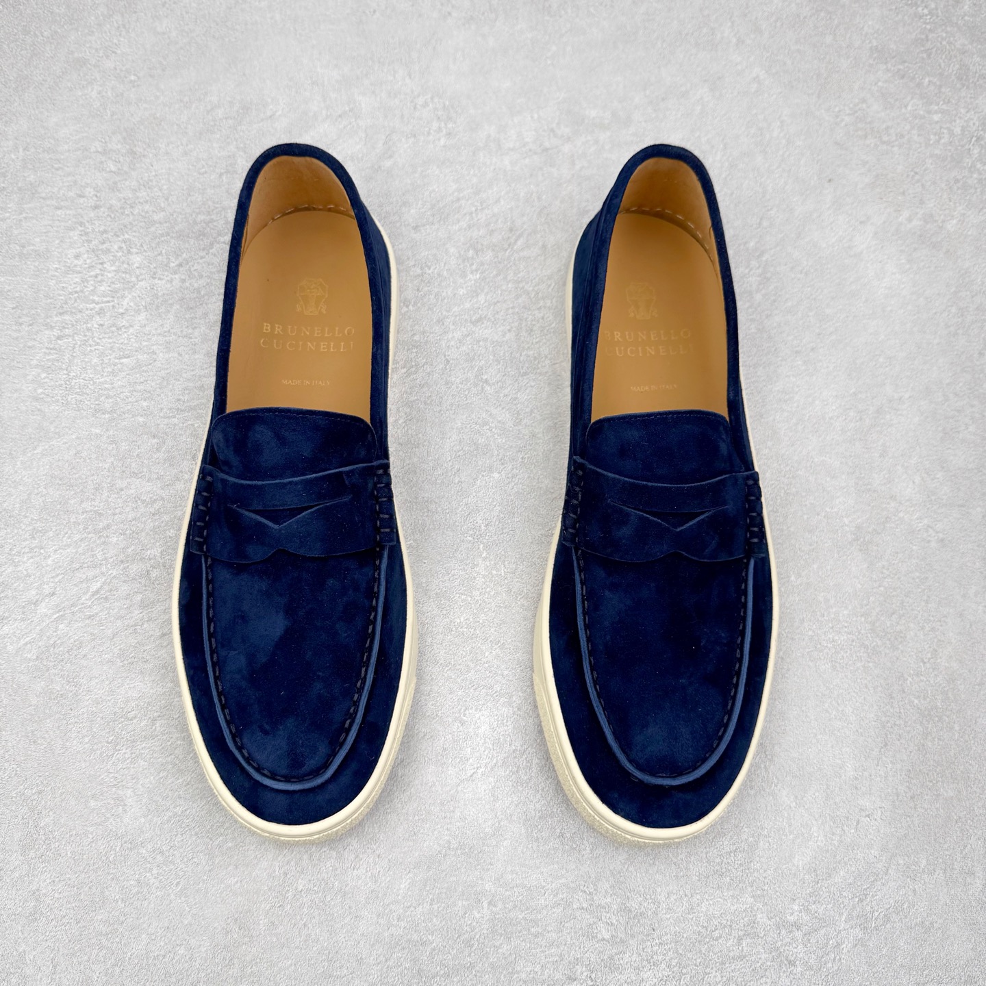 图片[2]-Brunello Cucinelli 小牛皮套脚圆头乐福鞋 Brunello Cucinelli是来自意大利的世界顶级奢侈品牌，被誉为低调奢华的“山羊绒之王”和“服装界真正的奢侈品”。很多人都知道羊绒Cashmere顶级、昂贵，一穿就脱不下来，还很容易和其他衣服相互搭配，但是，再也没有比Brunello Cucinelli 这个品牌更懂得把顶级的羊绒面料设计出一种“低调的奢华”的风格。尺码：37 38 39 40 41 42 43 44 45 46-选品中心